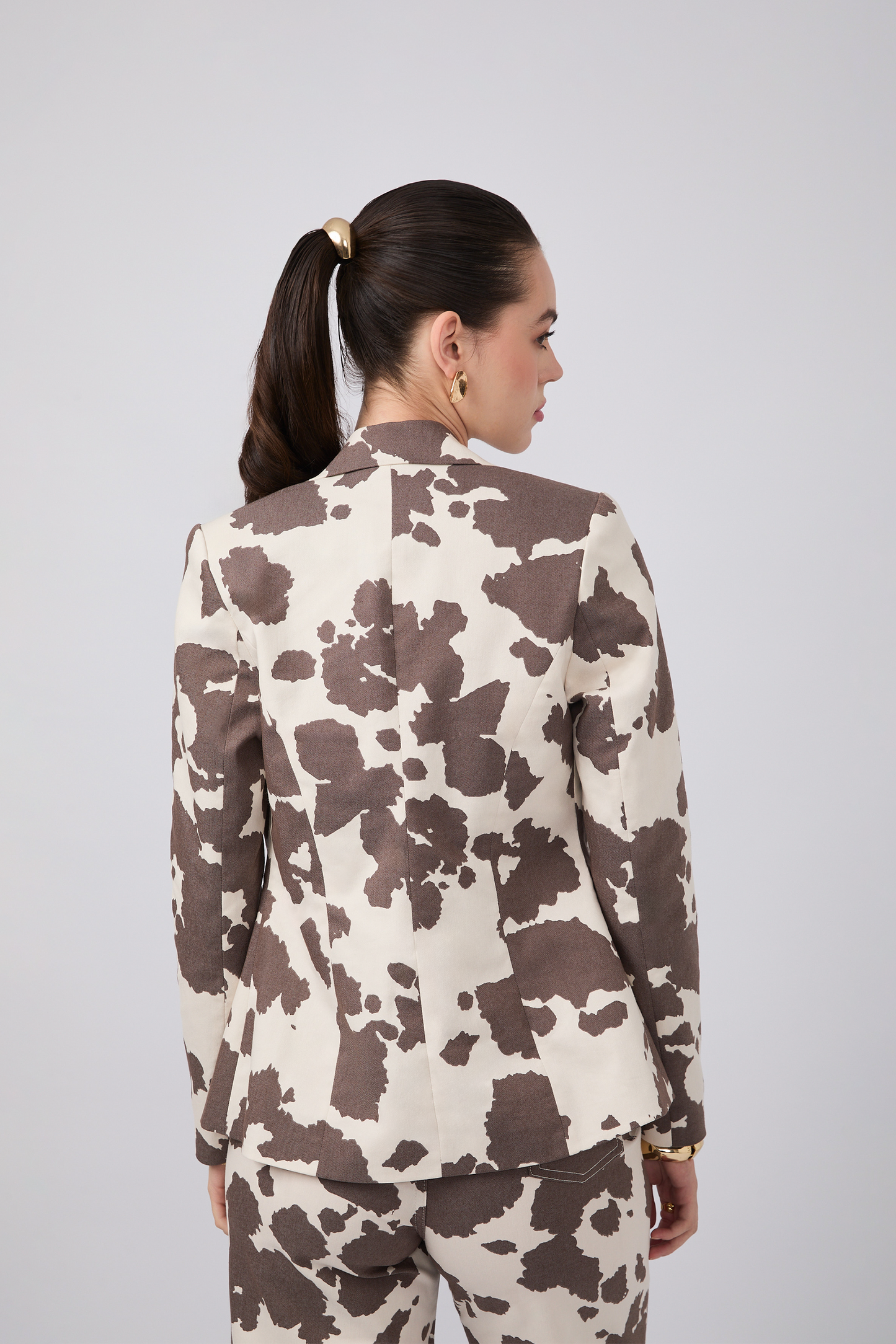 BLAZER SAVANNAH COW PRINT MARRON EN DRILL CON BOLSILLOS FUNCIONALES