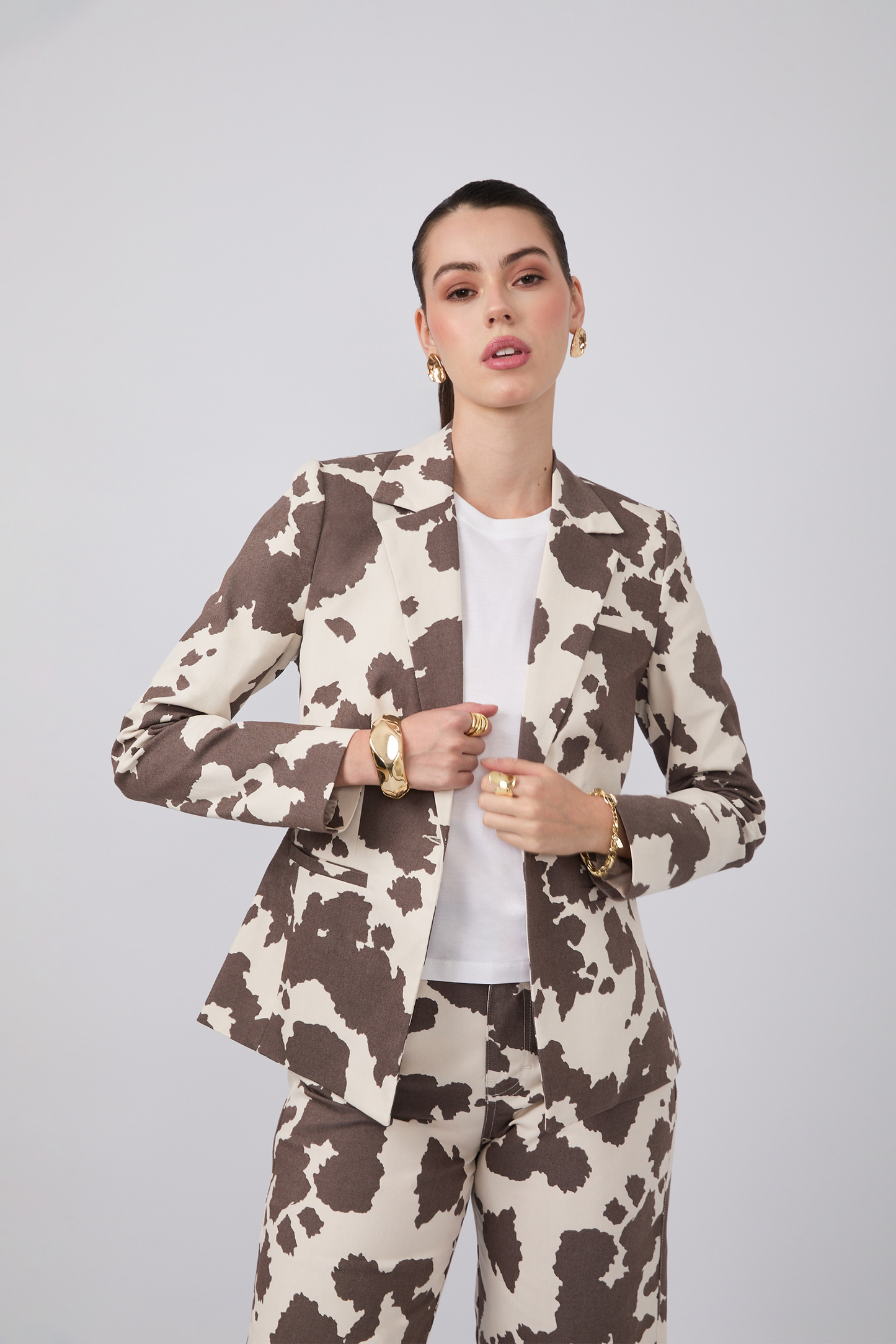 BLAZER SAVANNAH COW PRINT MARRON EN DRILL CON BOLSILLOS FUNCIONALES