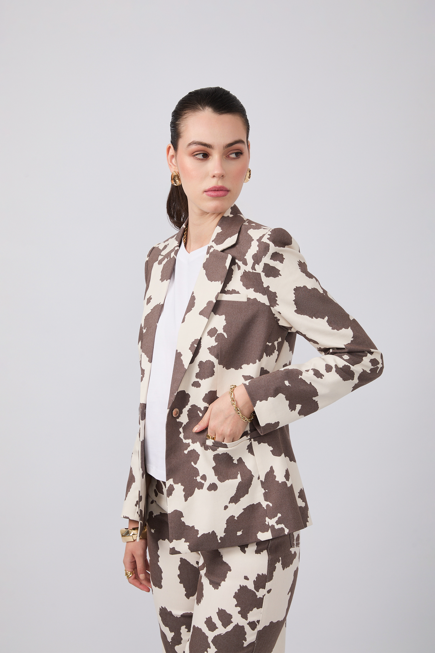 BLAZER SAVANNAH COW PRINT MARRON EN DRILL CON BOLSILLOS FUNCIONALES