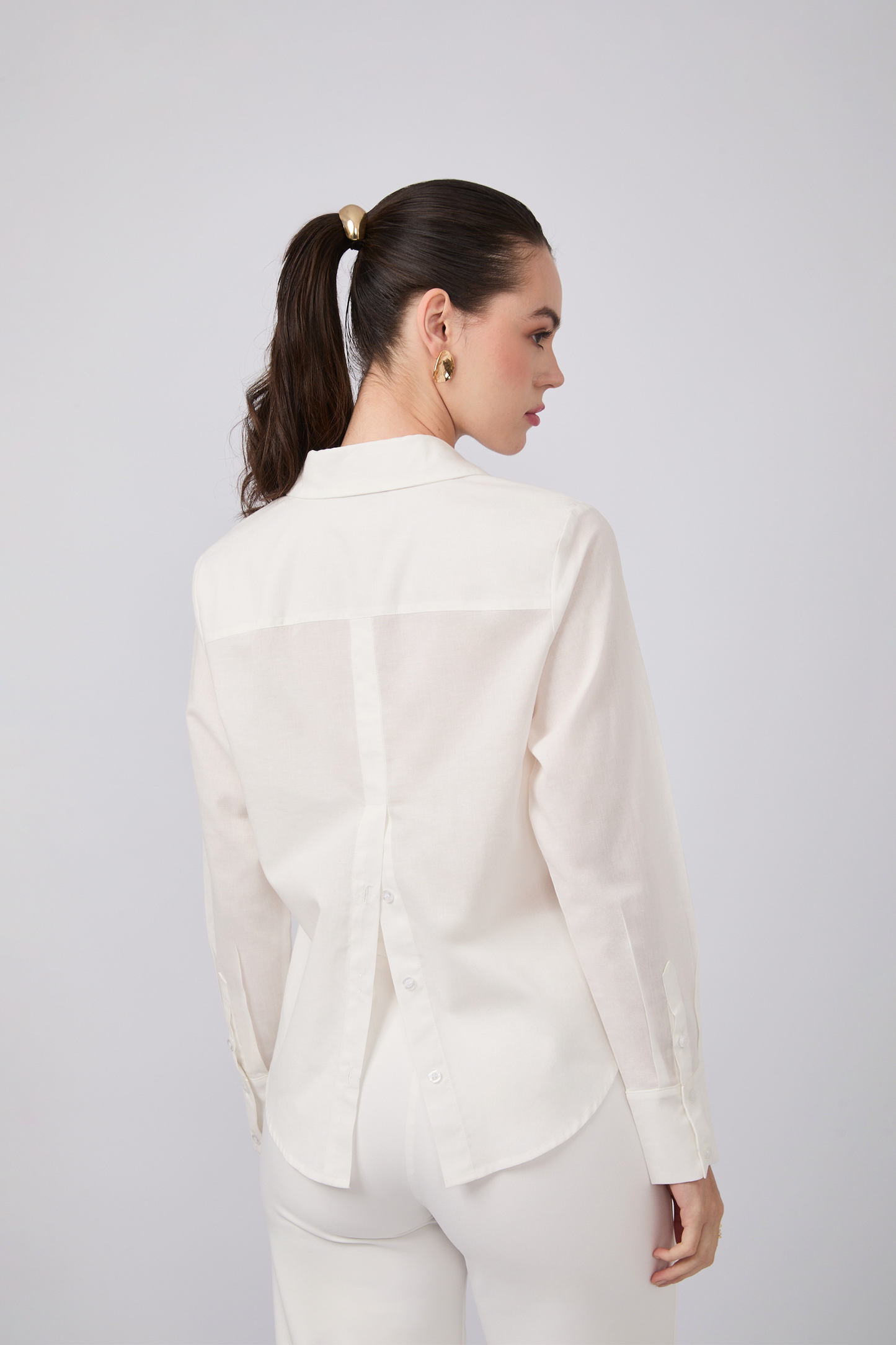 BLUSA BILBAO CAMISERA CON BOTONES DELANTEROS Y POSTERIORES PERLA
