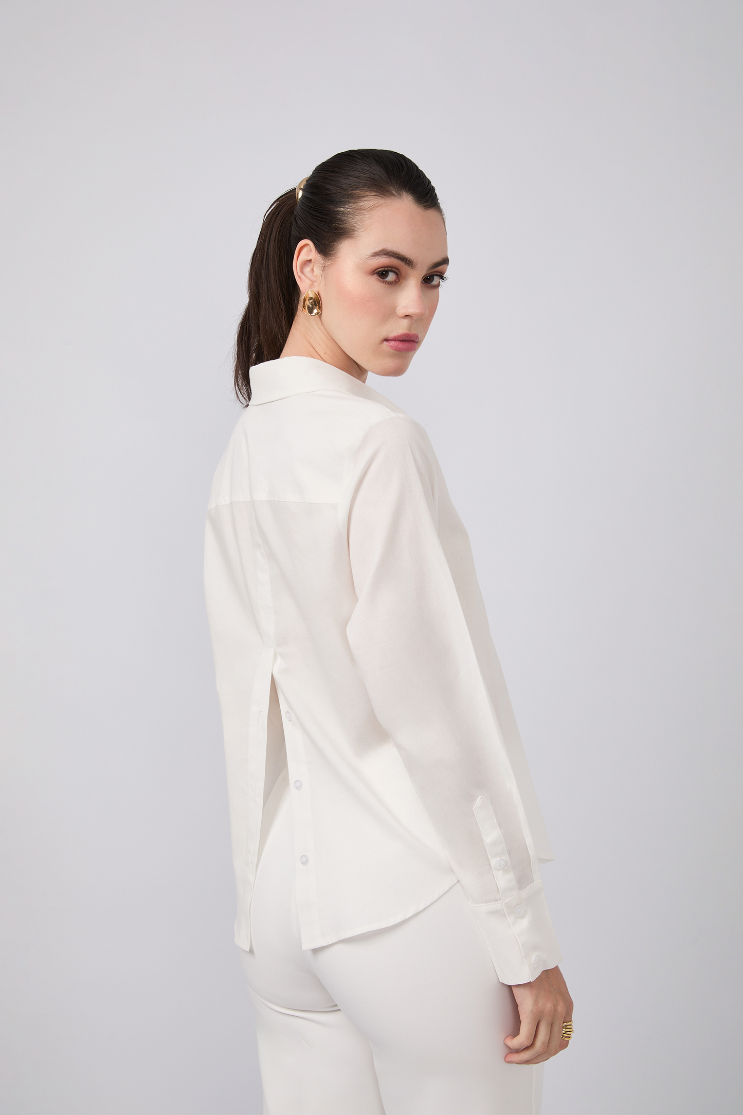 BLUSA BILBAO CAMISERA CON BOTONES DELANTEROS Y POSTERIORES PERLA
