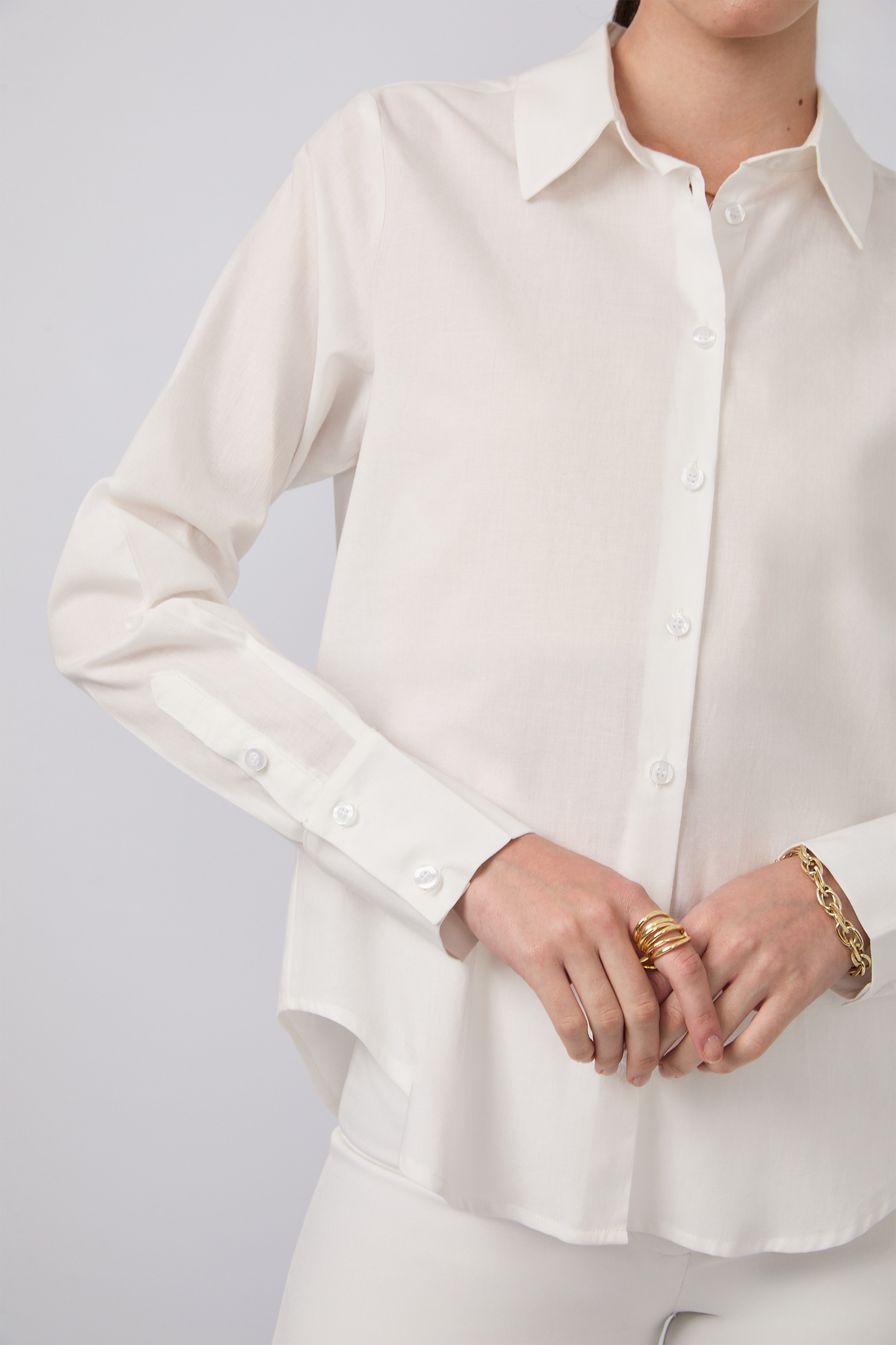 BLUSA BILBAO CAMISERA CON BOTONES DELANTEROS Y POSTERIORES PERLA