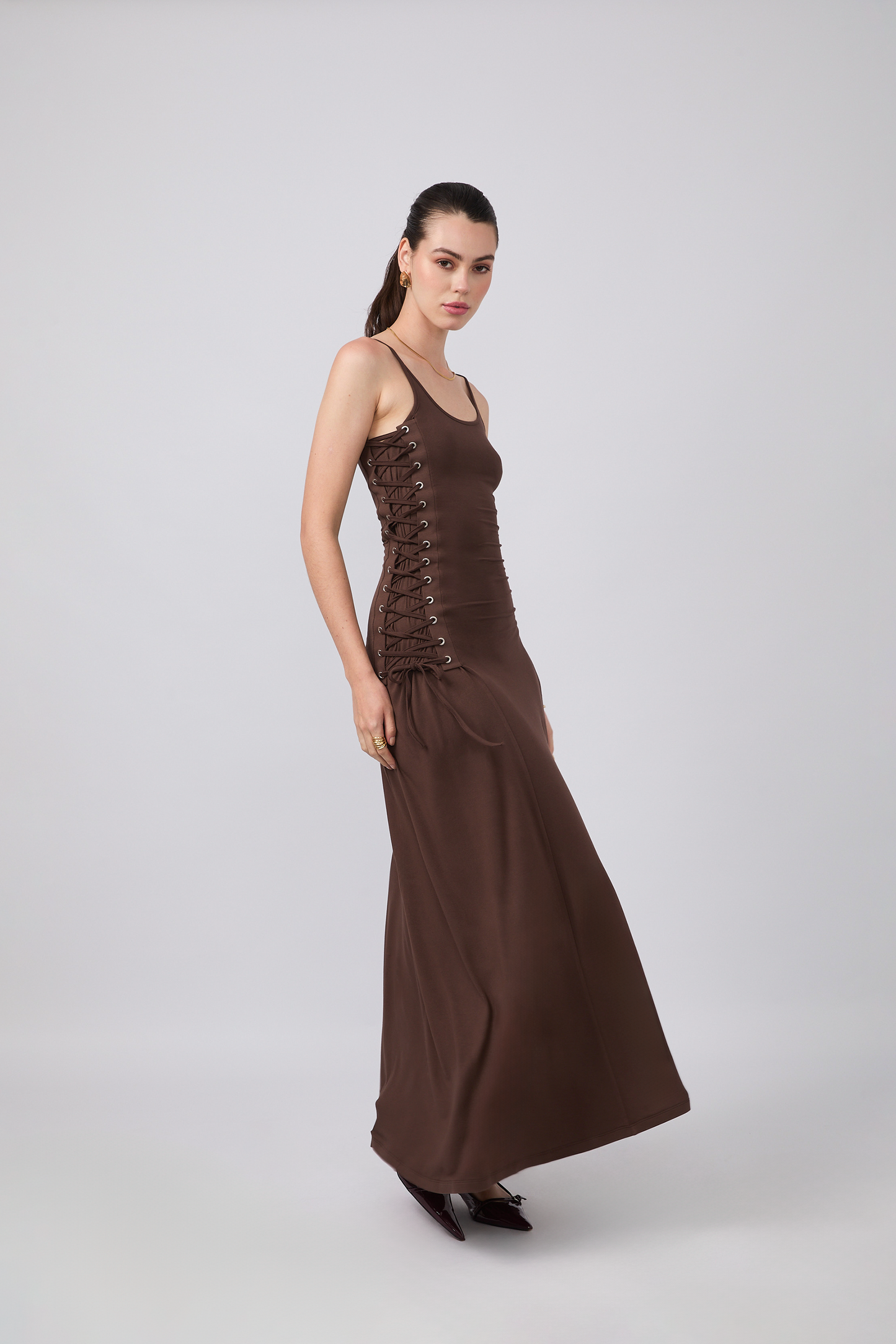 VESTIDO GAIA AJUSTABLE CON DETALLE DE TIRAS LATERALES MARRON