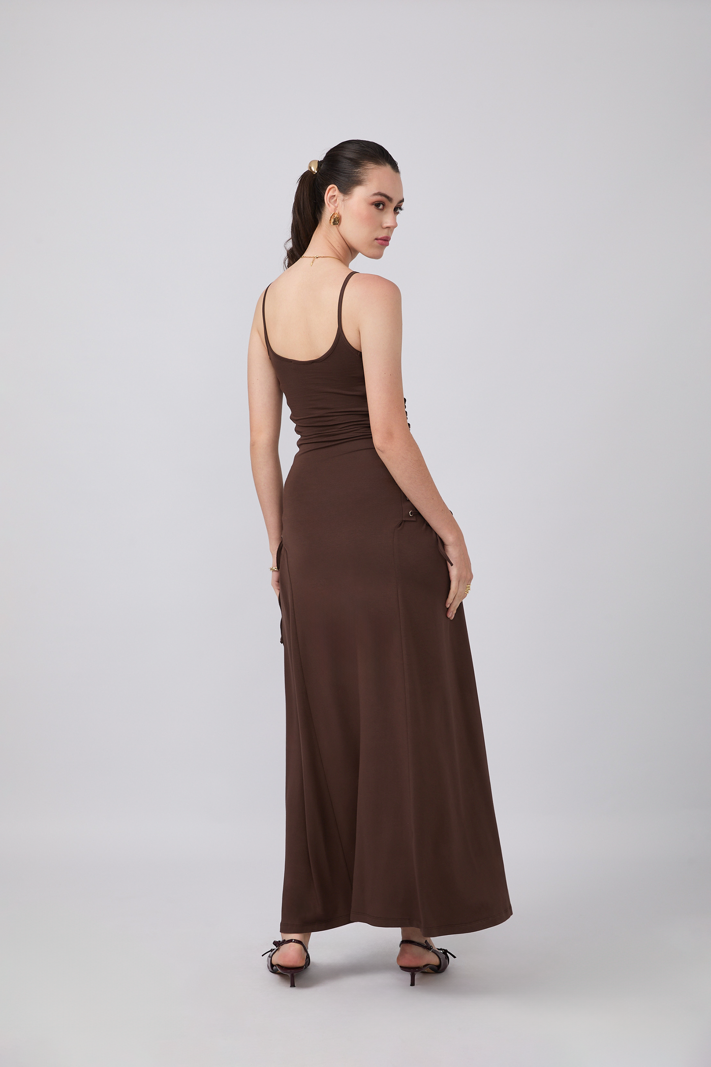 VESTIDO GAIA AJUSTABLE CON DETALLE DE TIRAS LATERALES MARRON