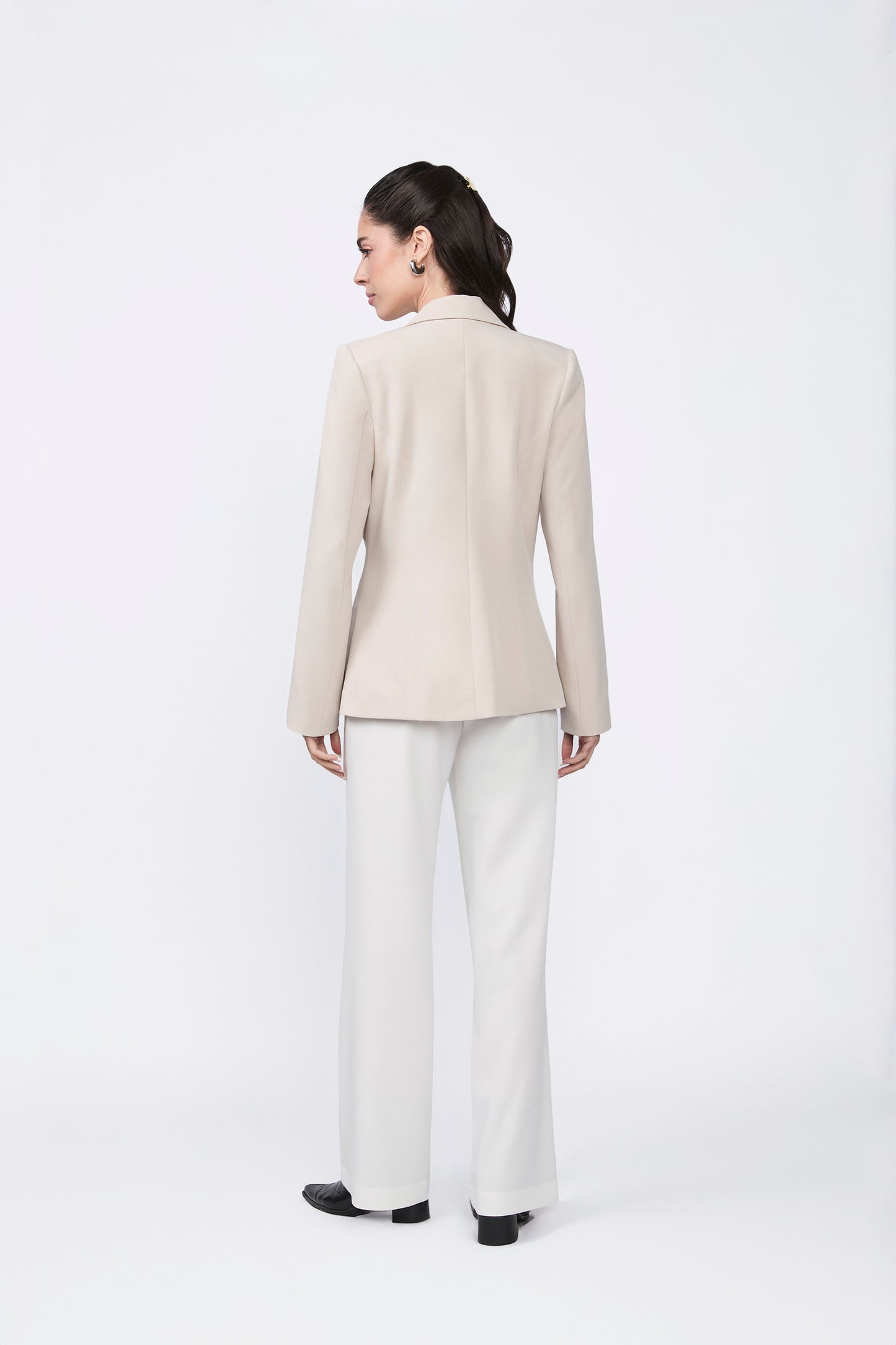 Blazer Daphne cruzado con solapa y bolsillos beige