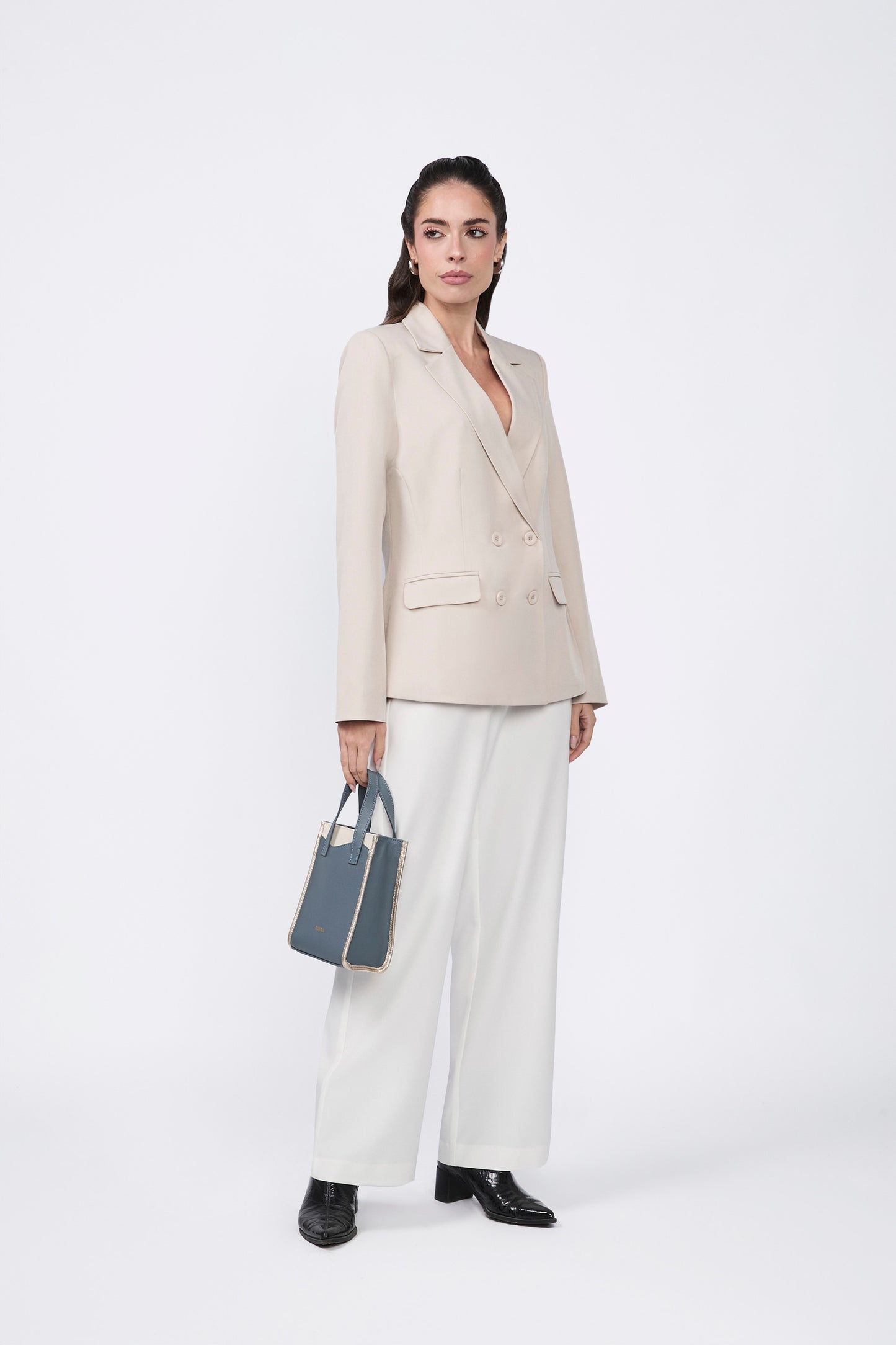 Blazer Daphne cruzado con solapa y bolsillos beige