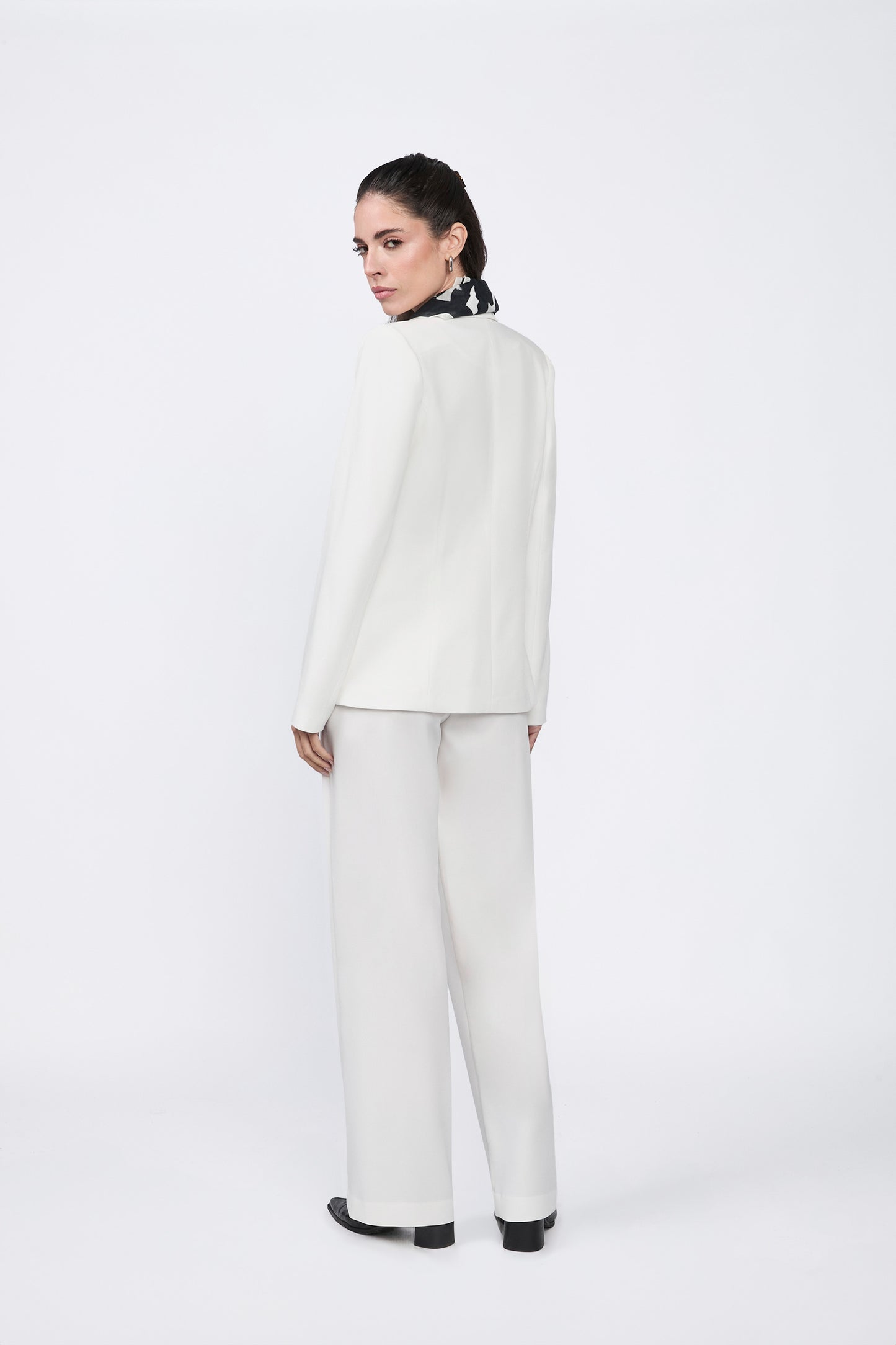 Blazer Daphne cruzado con solapa y bolsillos perla