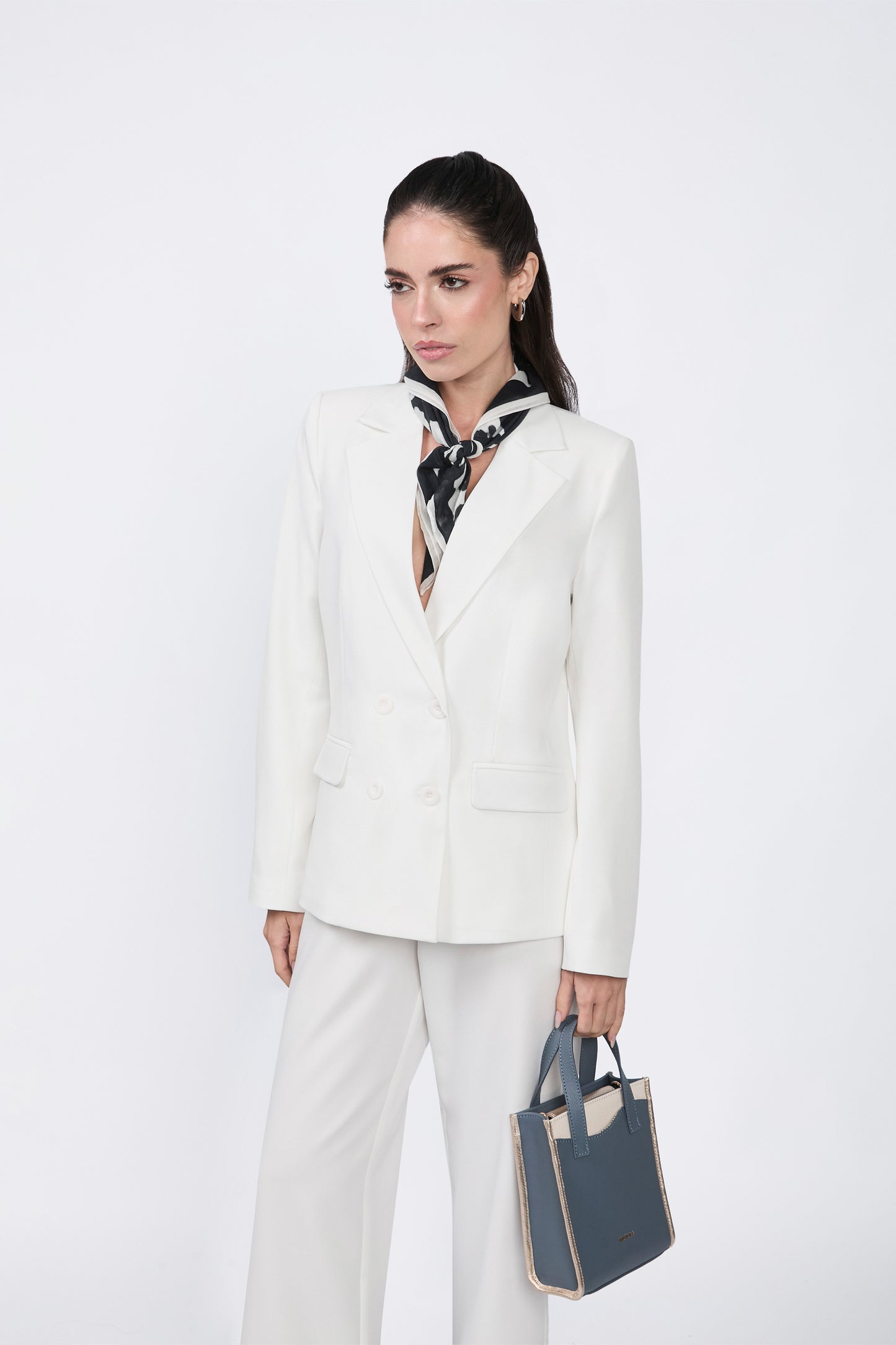 Blazer Daphne cruzado con solapa y bolsillos perla