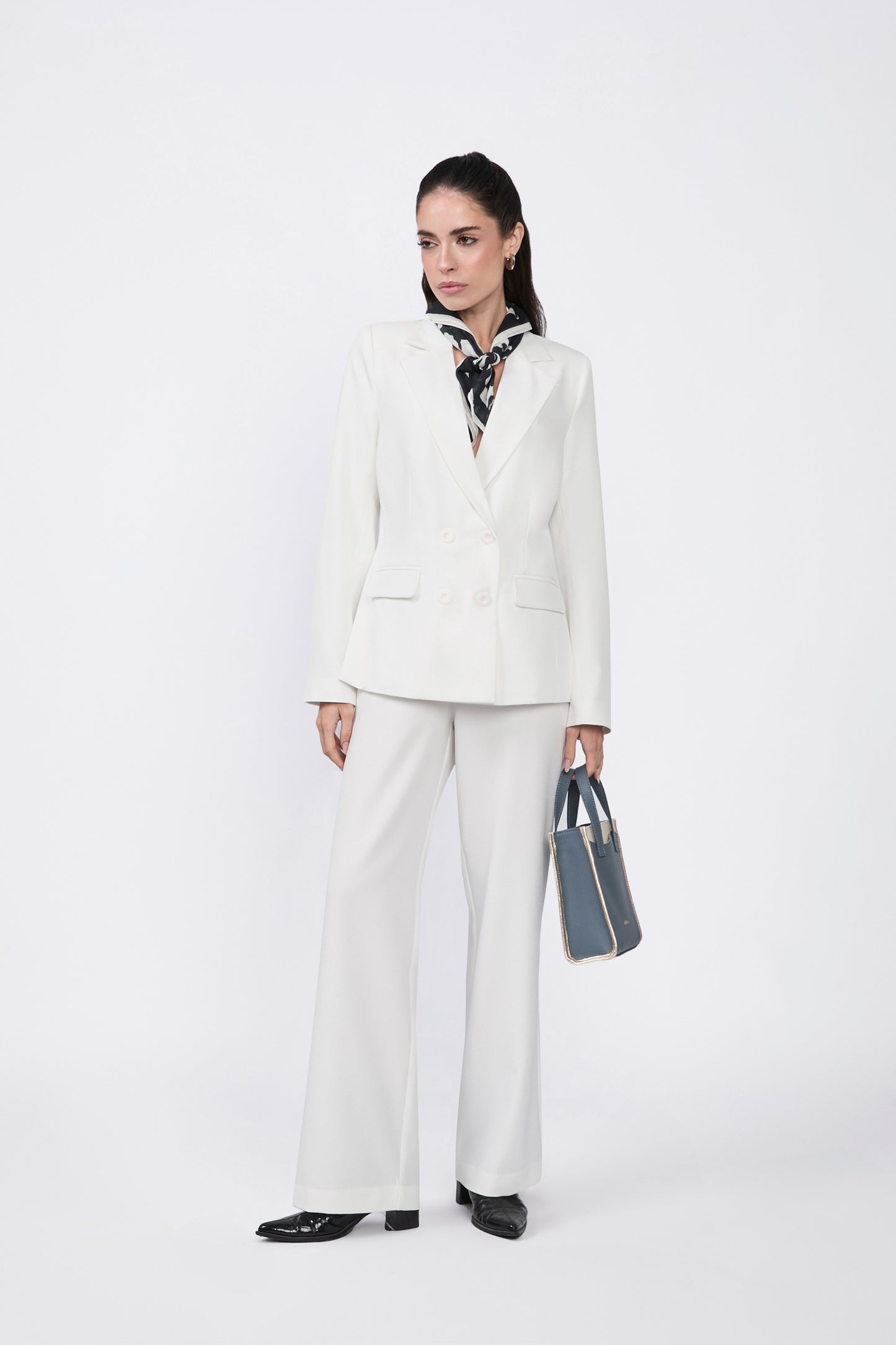 Blazer Daphne cruzado con solapa y bolsillos perla