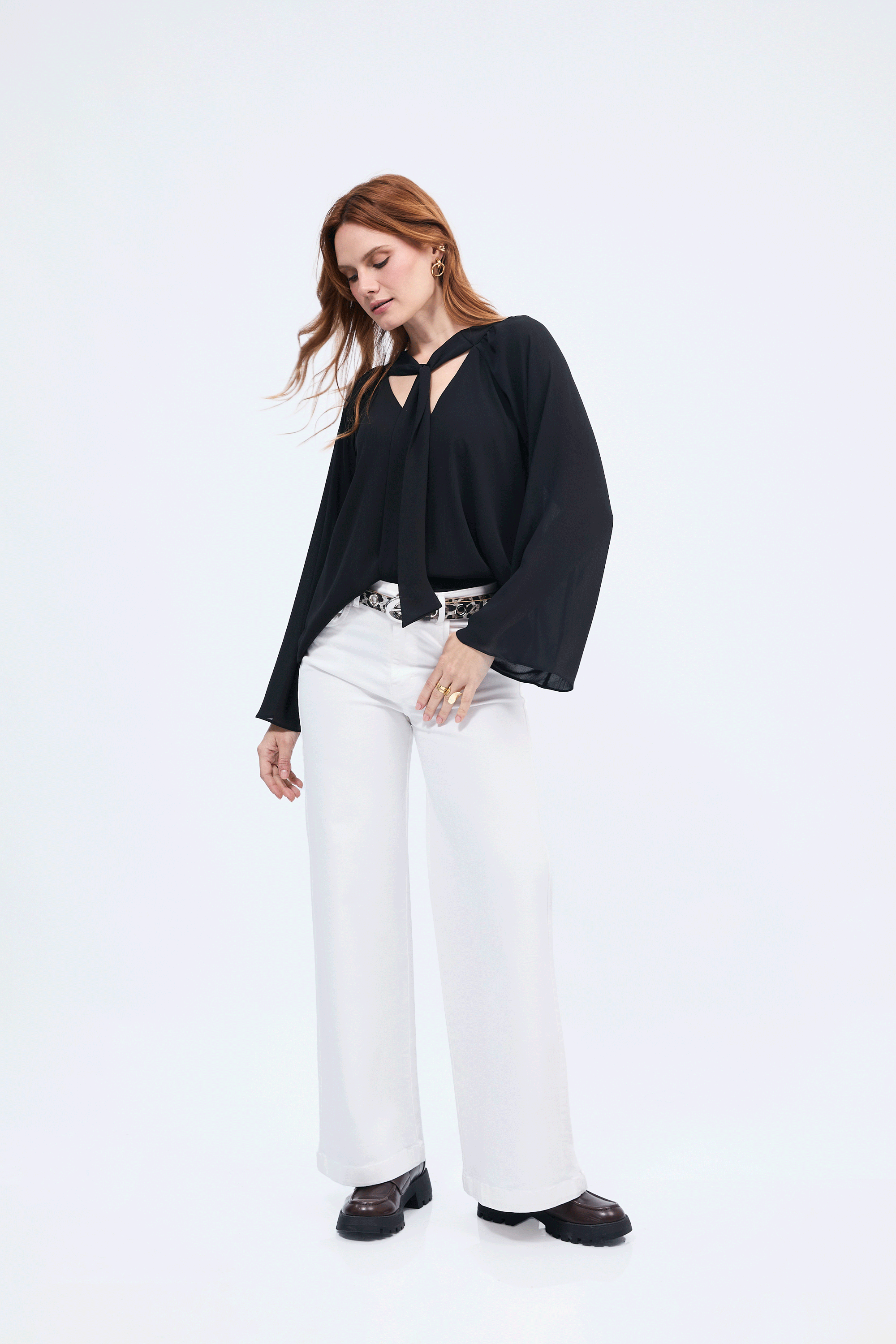 Blusa Alice cuello V con lazo para amarrar negro