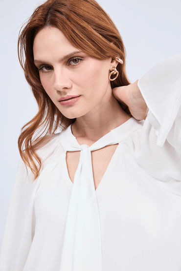 Blusa Alice cuello V con lazo para amarrar perla