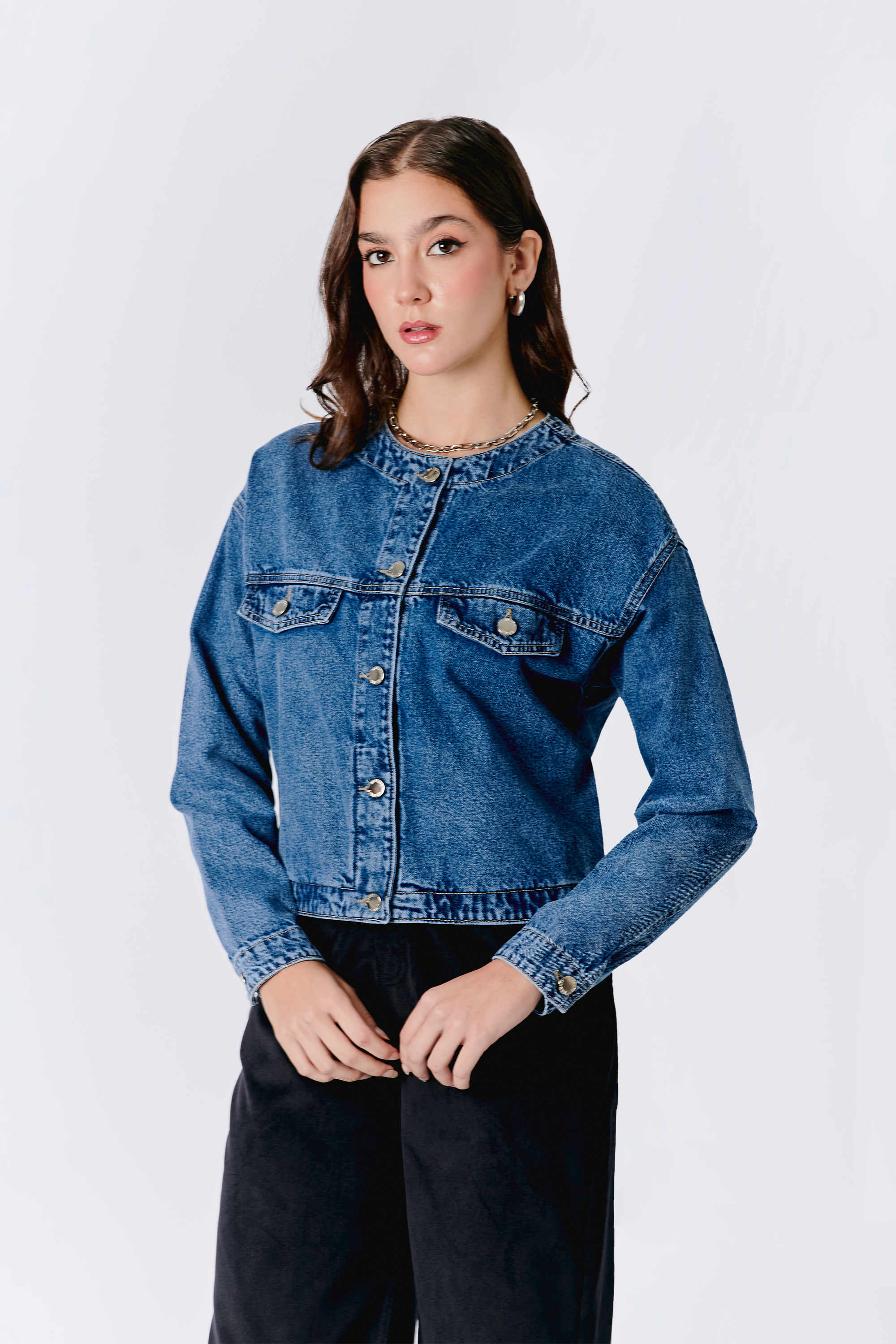 CASACA DENIM CON BOLSILLO INTERNO AZUL CRISTAL