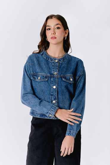 CASACA DENIM CON BOLSILLO INTERNO AZUL CRISTAL