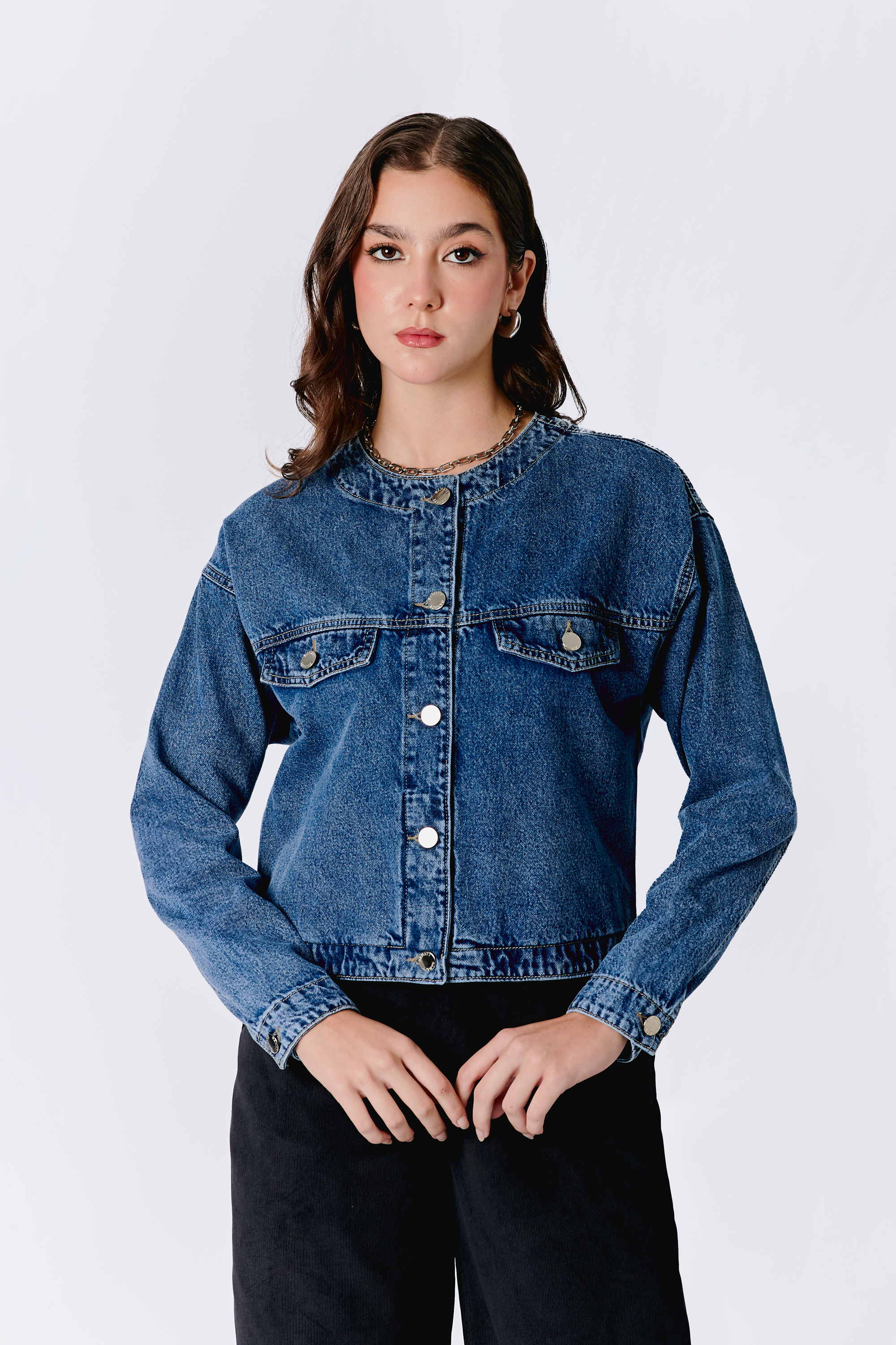 CASACA DENIM CON BOLSILLO INTERNO AZUL CRISTAL