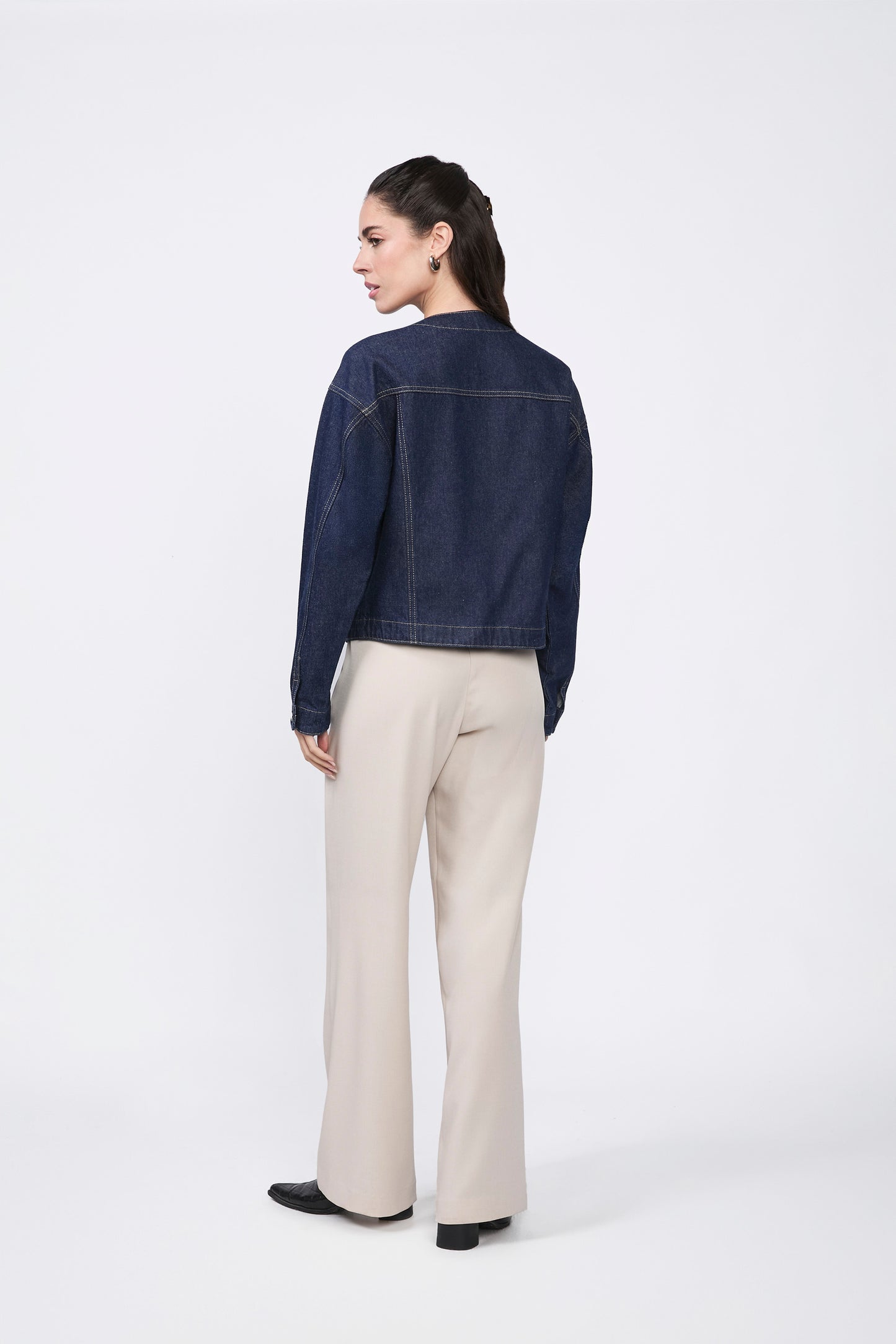 CASACA DENIM CON BOLSILLO INTERNO NATURAL