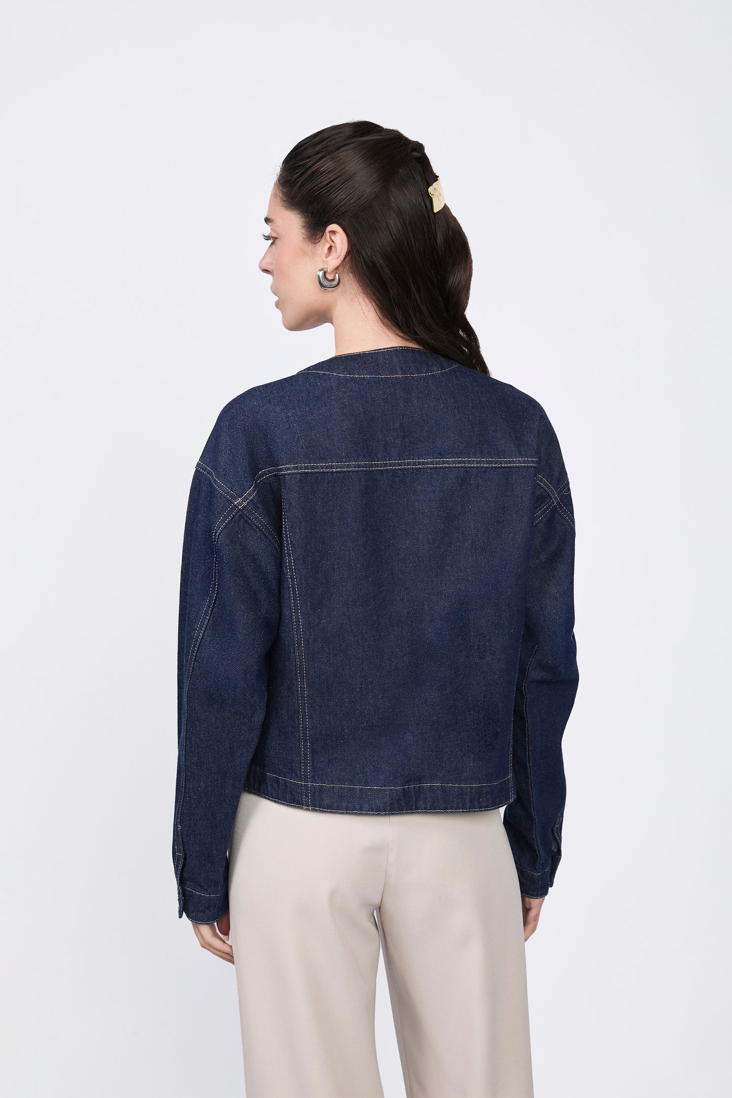 CASACA DENIM CON BOLSILLO INTERNO NATURAL