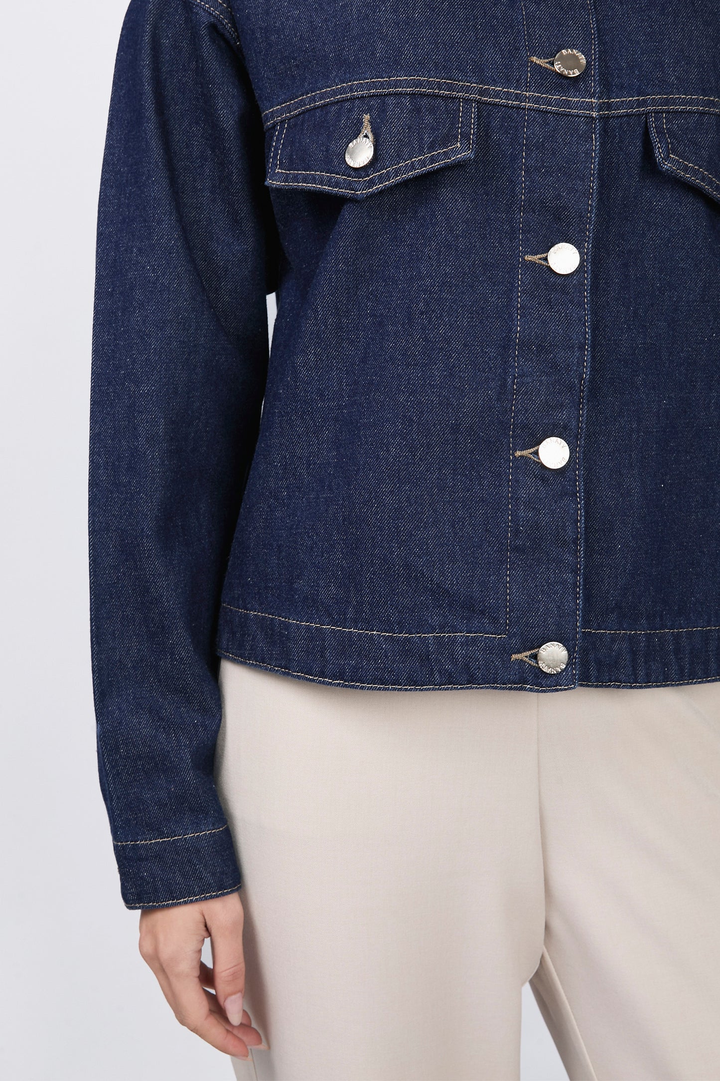 CASACA DENIM CON BOLSILLO INTERNO NATURAL