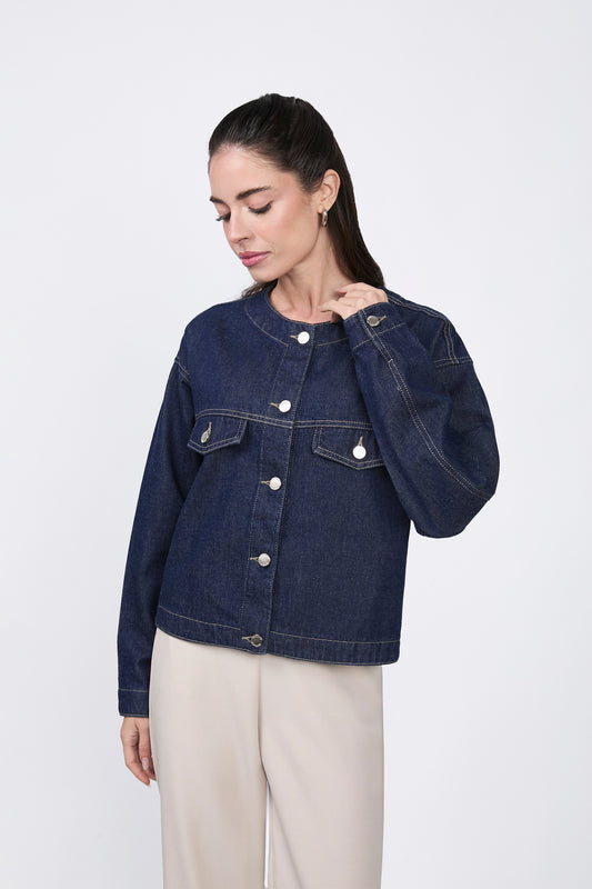 CASACA DENIM CON BOLSILLO INTERNO NATURAL