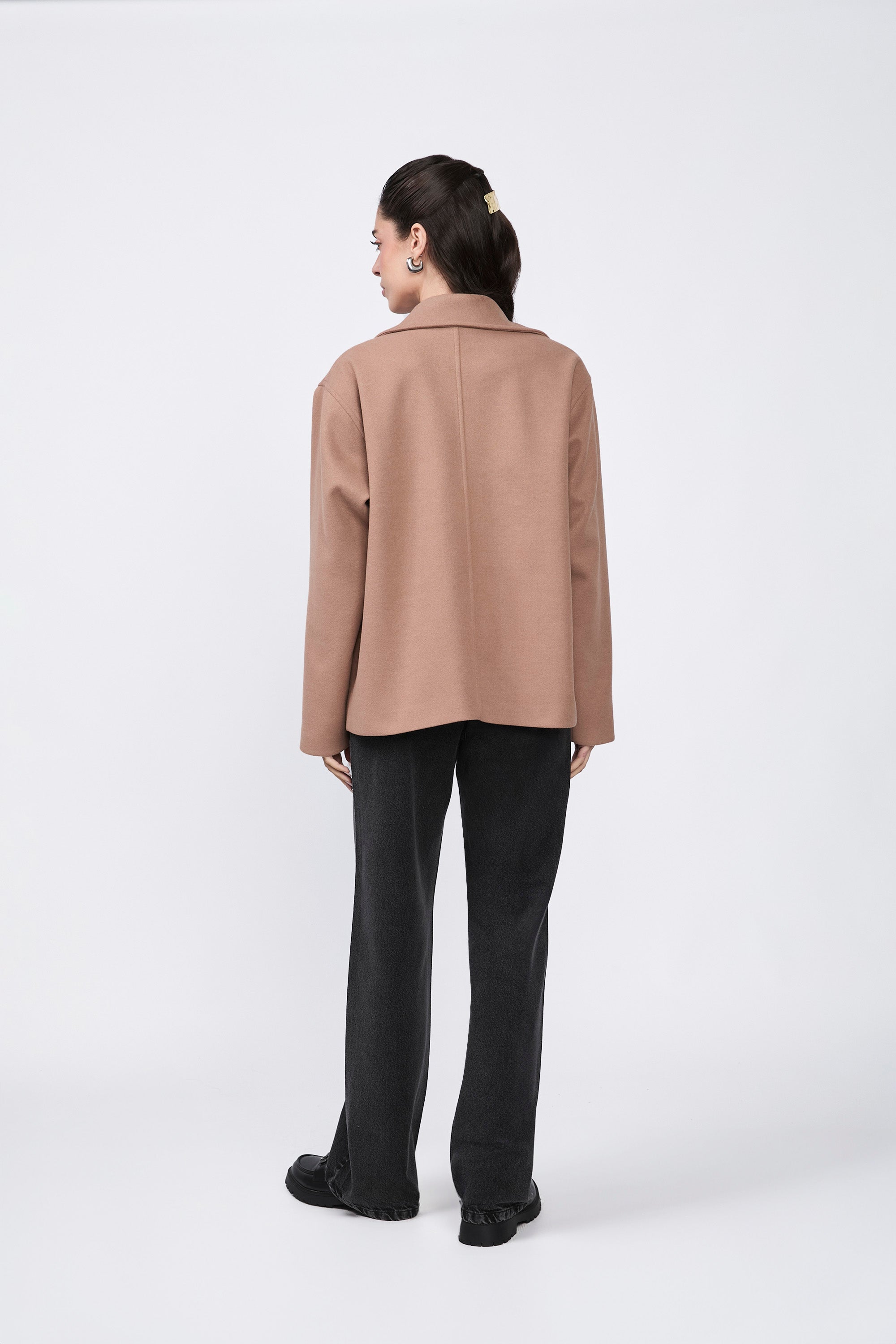 Casaca Kenia semi-oversize con bolsillos laterales cocoa