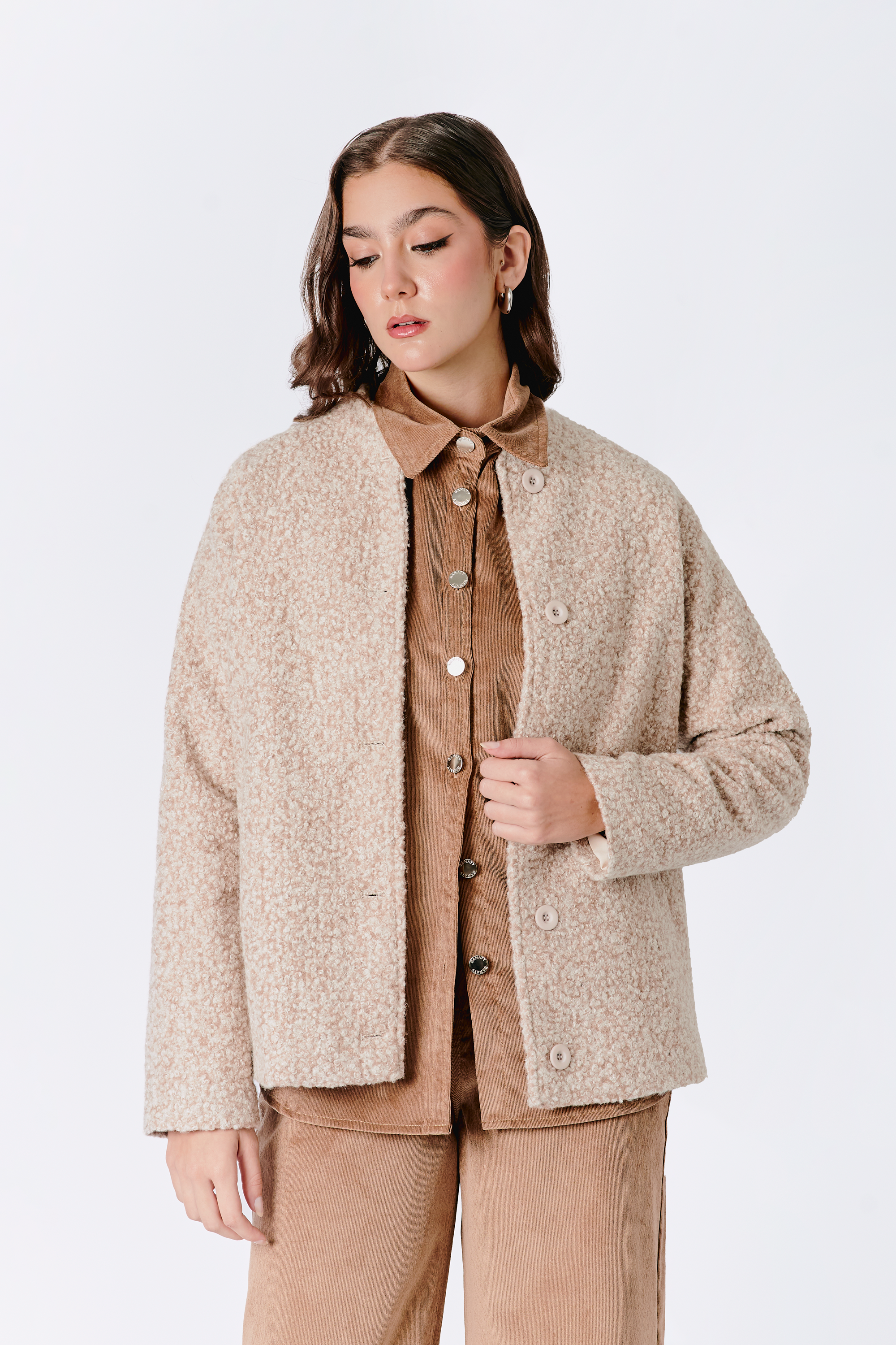 CASACA OSLO CON BOLSILLOS LATERALES Y BOTONES BEIGE