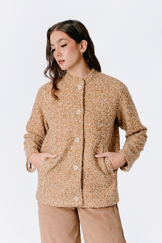 CASACA OSLO CON BOLSILLOS LATERALES Y BOTONES CAMEL