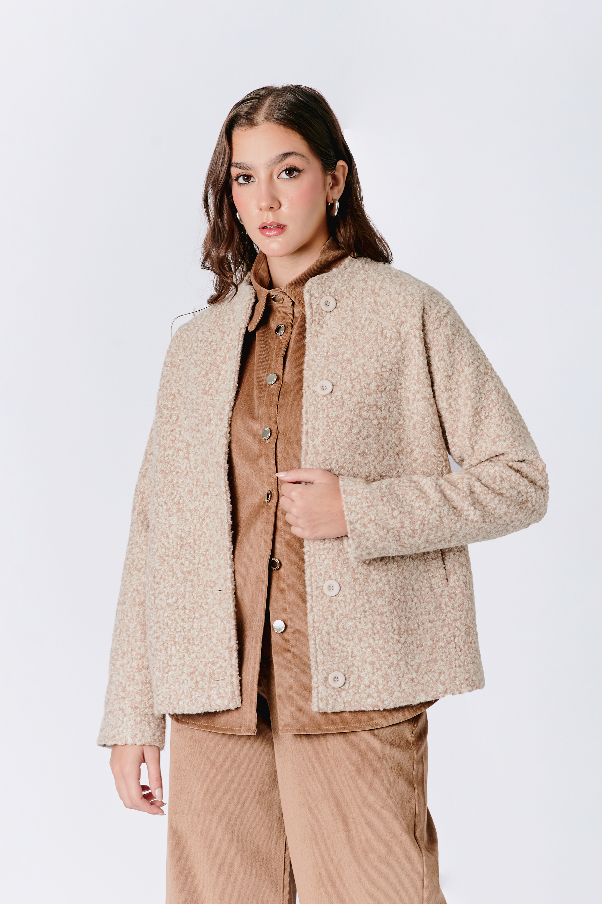 CASACA OSLO CON BOLSILLOS LATERALES Y BOTONES BEIGE