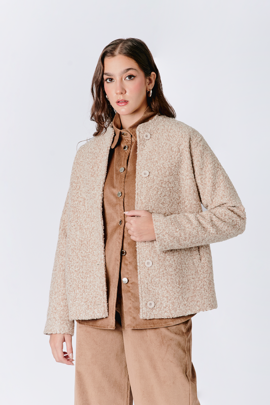 CASACA OSLO CON BOLSILLOS LATERALES Y BOTONES BEIGE