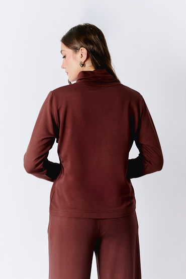 POLERA LOURDES CON CUELLO ALTO Y REGULADOR MARRÓN