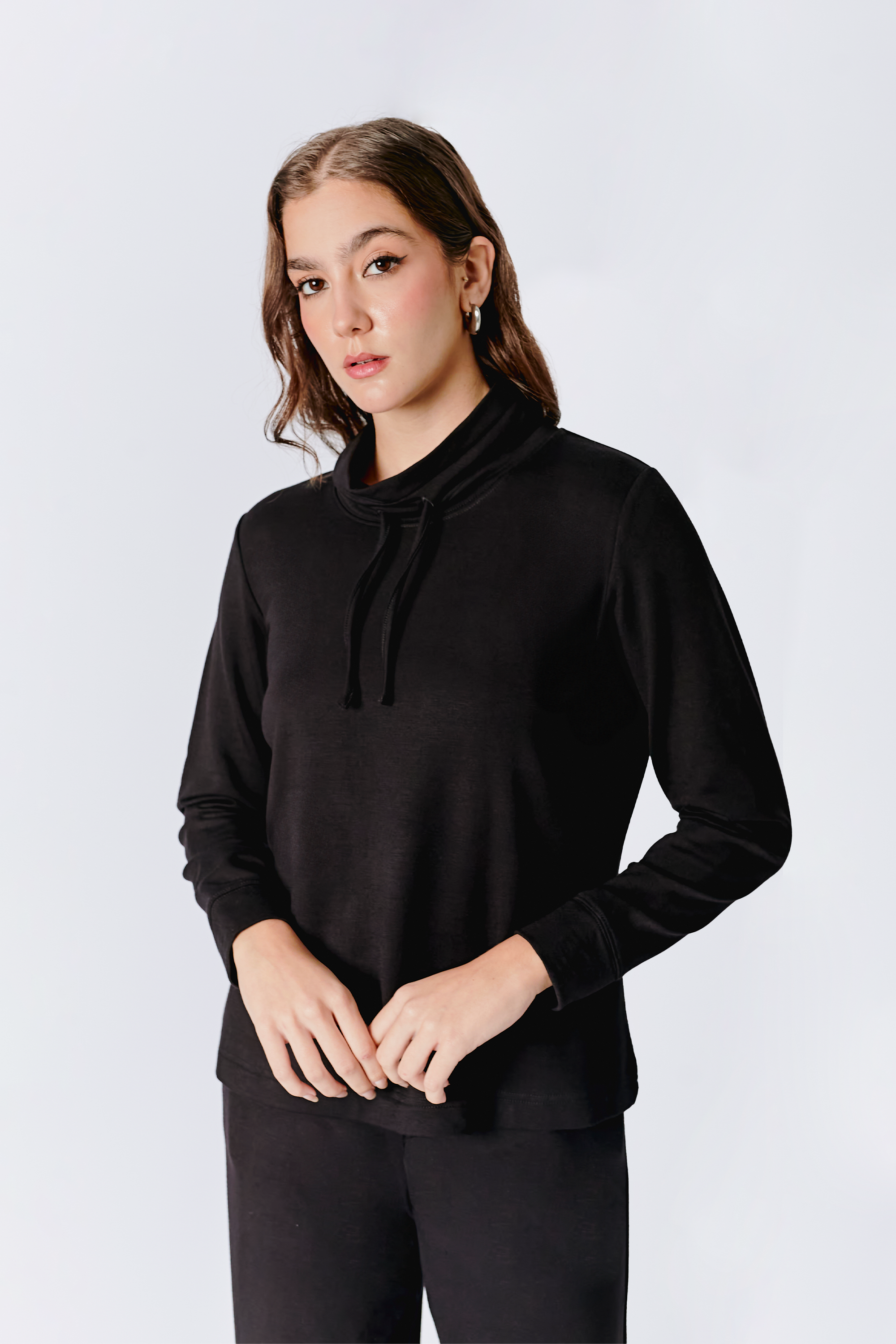 POLERA LOURDES CON CUELLO ALTO Y REGULADOR NEGRO