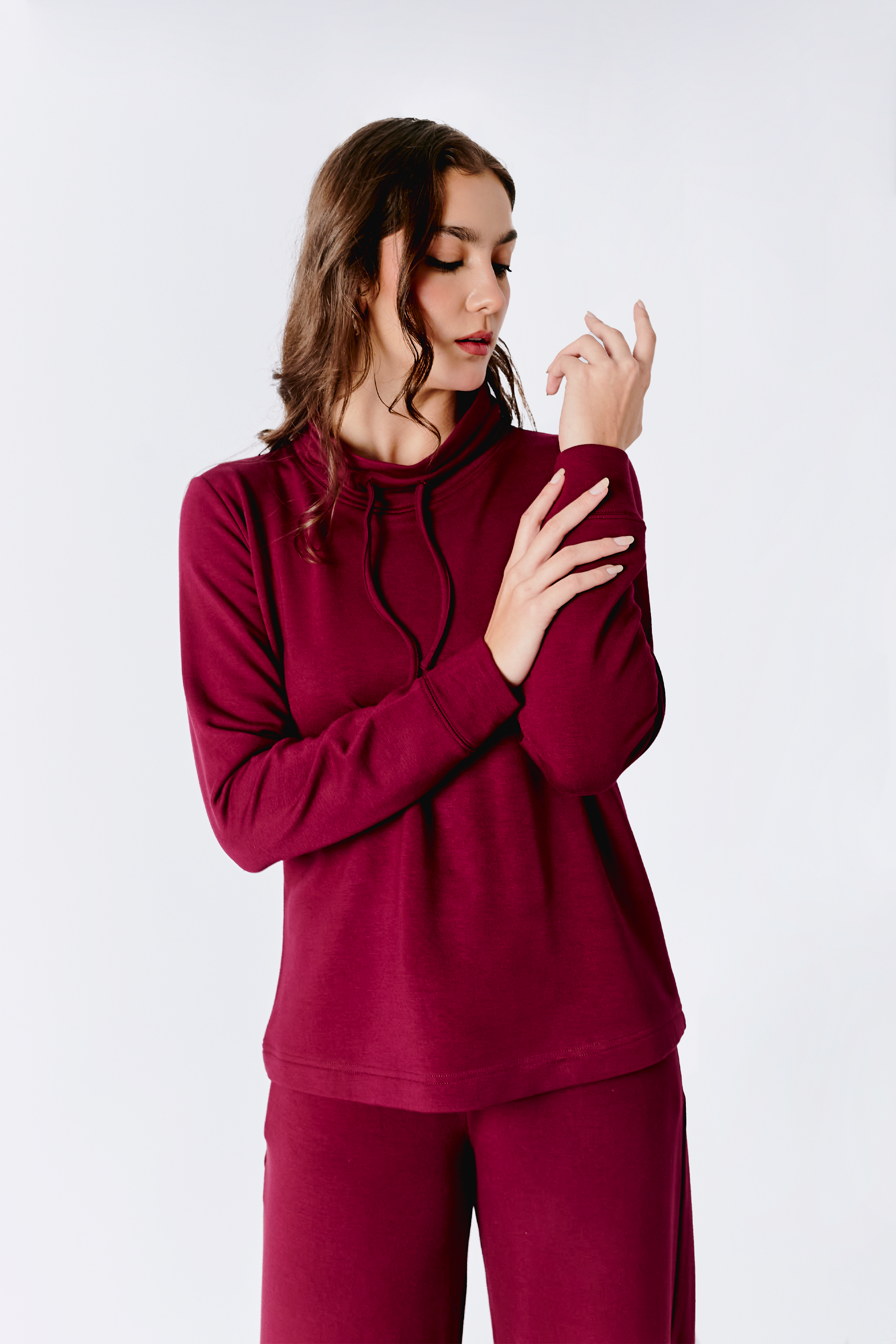 POLERA LOURDES CON CUELLO ALTO Y REGULADOR BURGUNDY