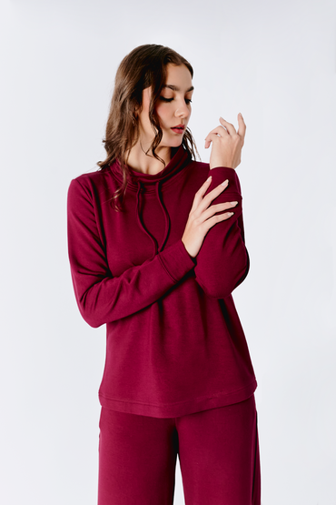 POLERA LOURDES CON CUELLO ALTO Y REGULADOR BURGUNDY