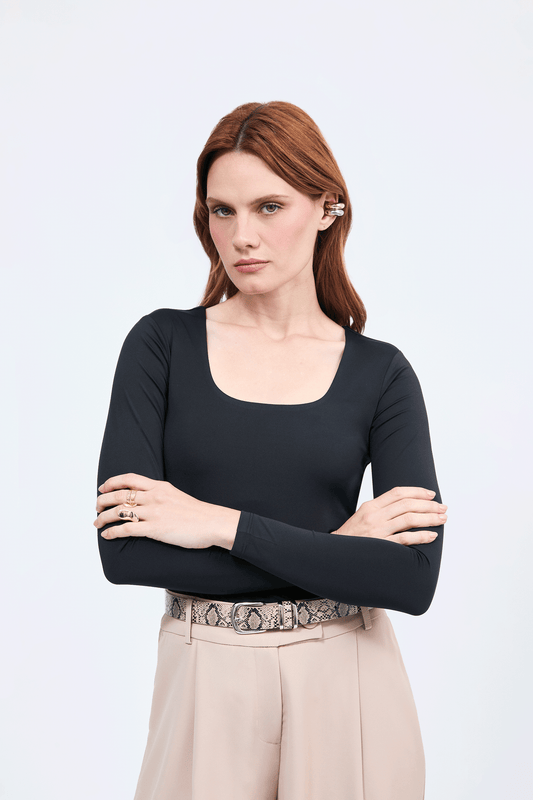 Alissa top with square neckline and long sleeves, black.