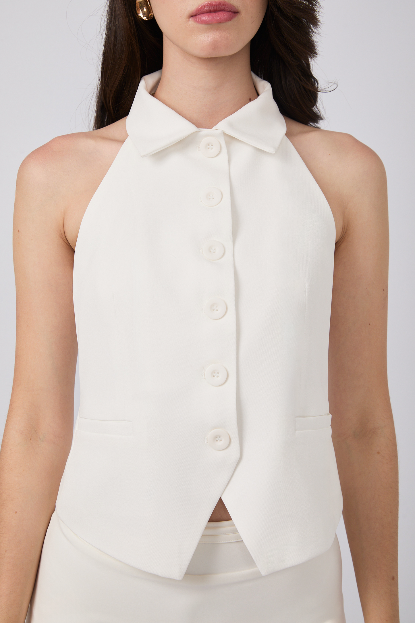 CHALECO HANNAH CON CUELLO CAMISERO Y BOLSILLOS FUNCIONALES PERLA [PRE-VENTA]