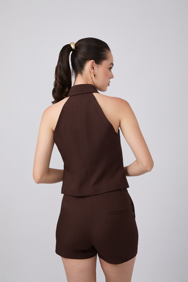 CHALECO HANNAH CON CUELLO CAMISERO Y BOLSILLOS FUNCIONALES MARRÓN [PRE-VENTA]