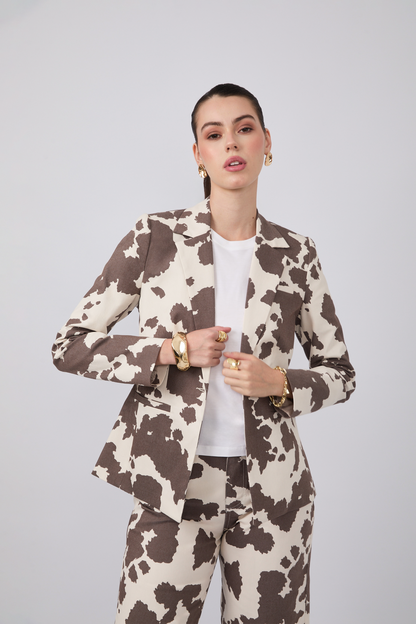 BLAZER SAVANNAH COW PRINT MARRON EN DRILL CON BOLSILLOS FUNCIONALES