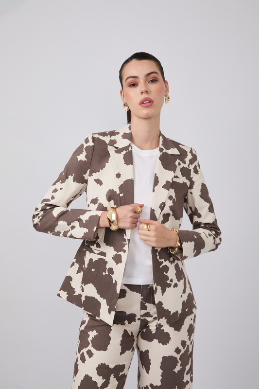 BLAZER SAVANNAH COW PRINT MARRON EN DRILL CON BOLSILLOS FUNCIONALES