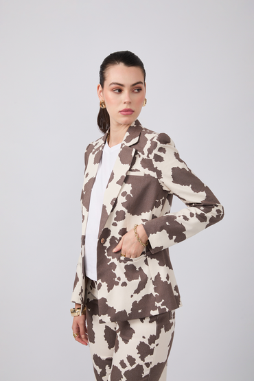 BLAZER SAVANNAH COW PRINT MARRON EN DRILL CON BOLSILLOS FUNCIONALES