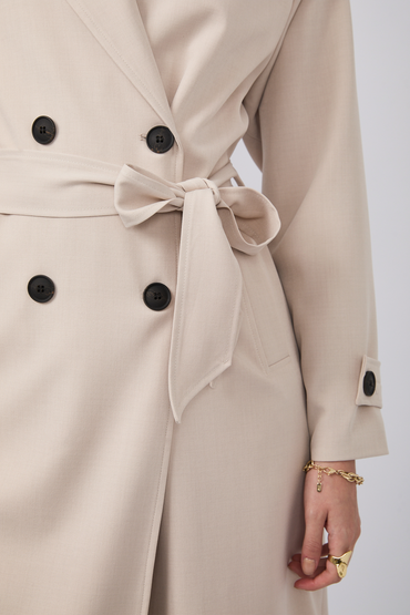 Gabardina Becca larga con abertura y bolsillos funcionales Beige