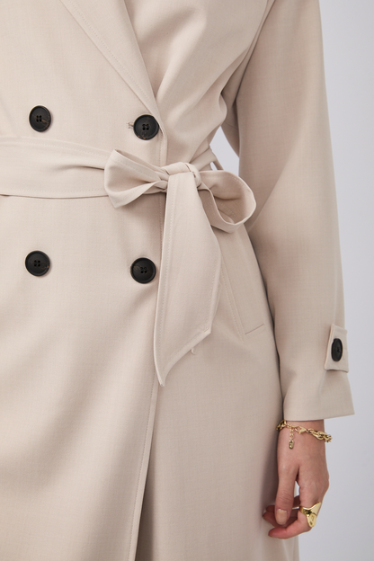 Gabardina Becca larga con abertura y bolsillos funcionales Beige
