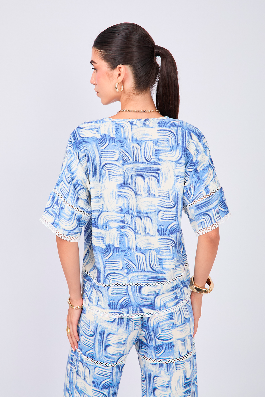 CAPA MANGA CORTA CON DETALLES BORDADOS PRINT AZUL - LINA