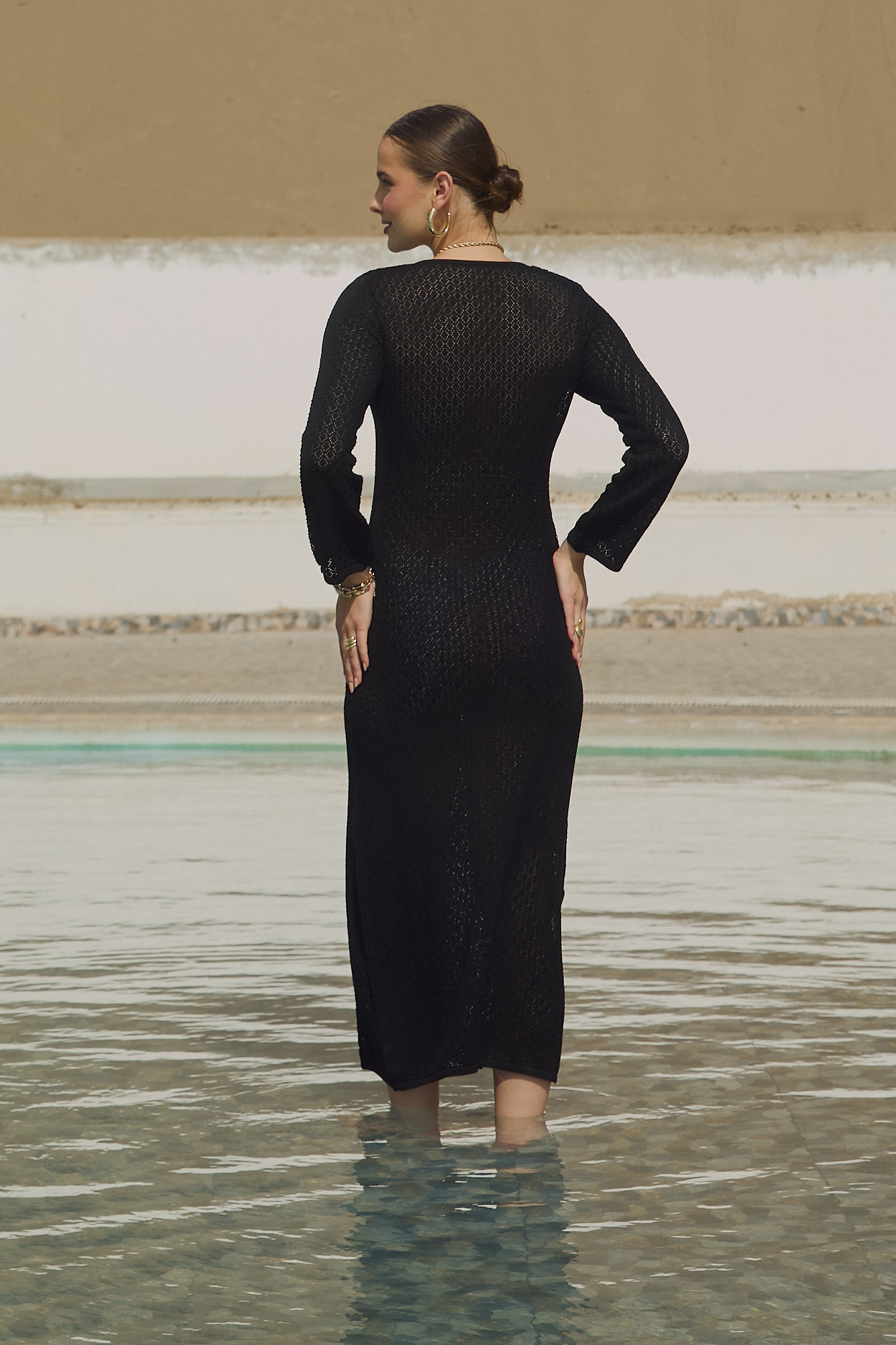 VESTIDO TEJIDO CON ESCOTE NEGRO - BALI