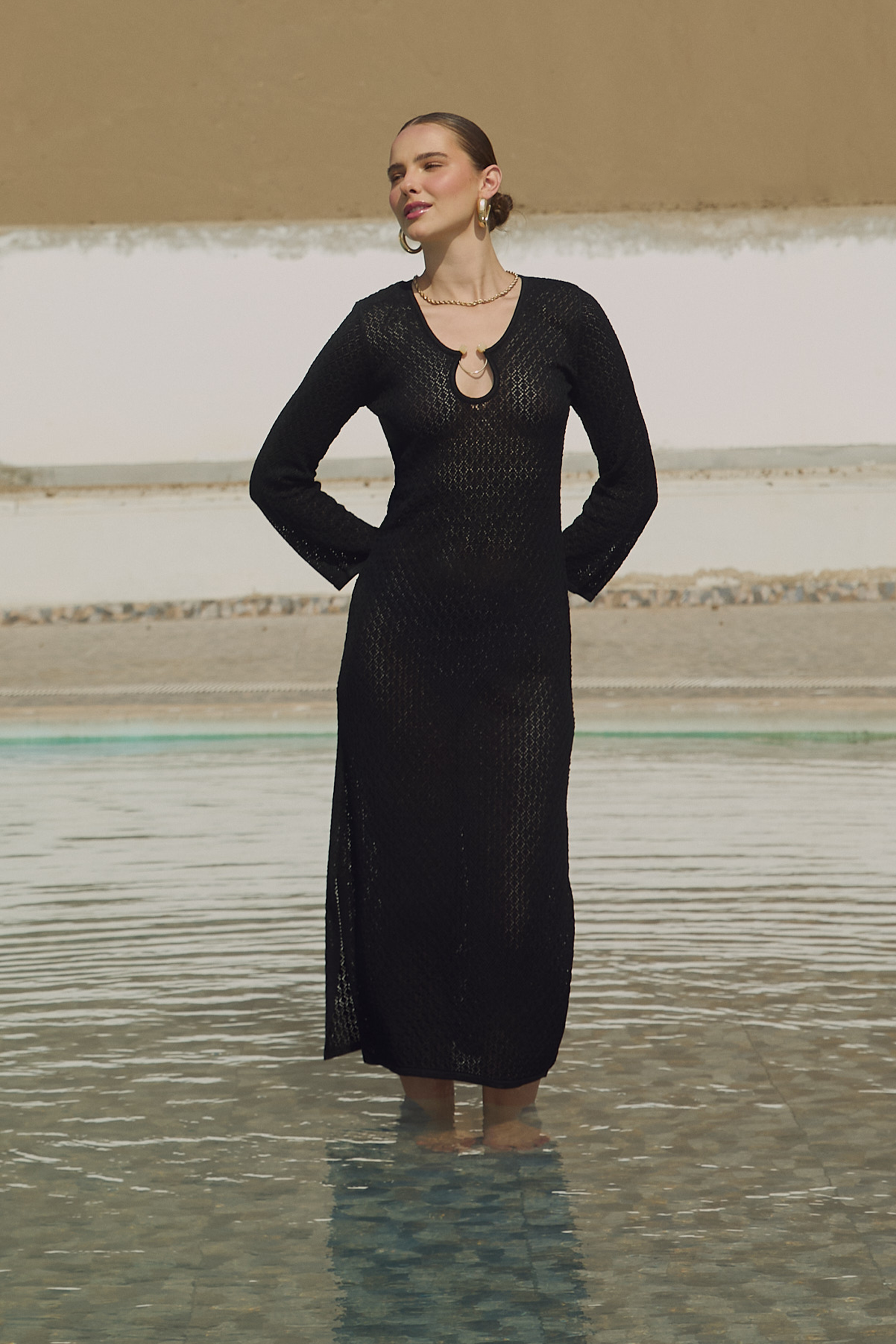 VESTIDO TEJIDO CON ESCOTE NEGRO - BALI