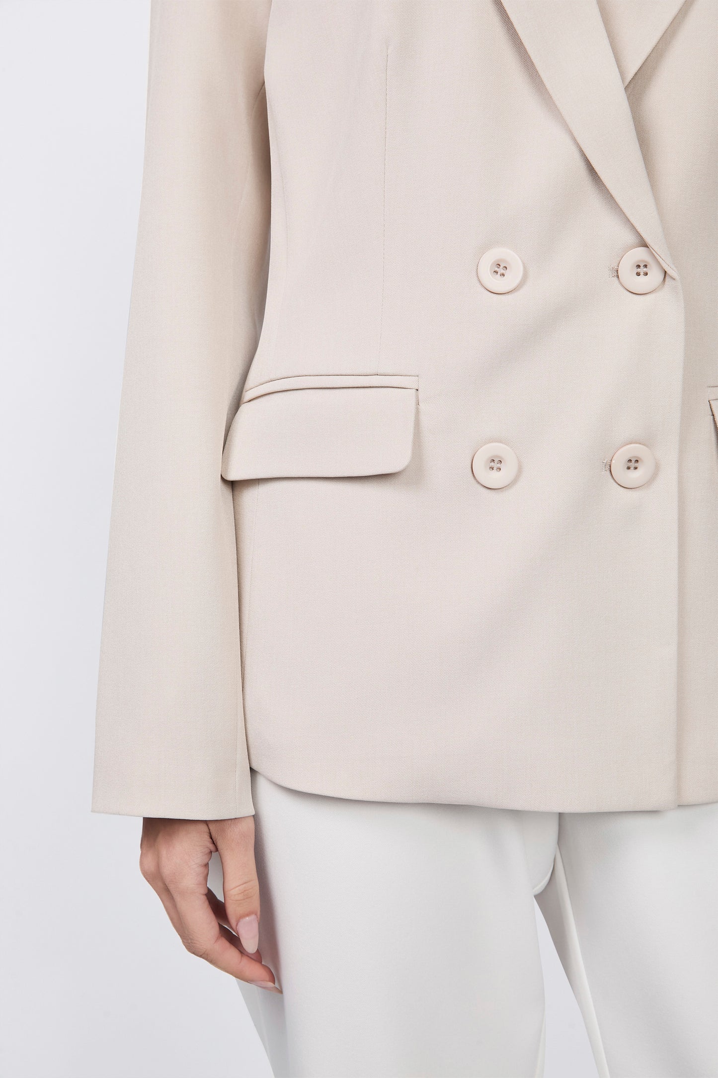Blazer Daphne cruzado con solapa y bolsillos beige