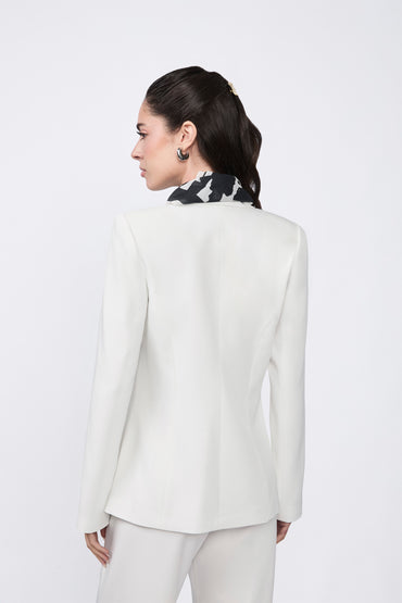 Blazer Daphne cruzado con solapa y bolsillos perla