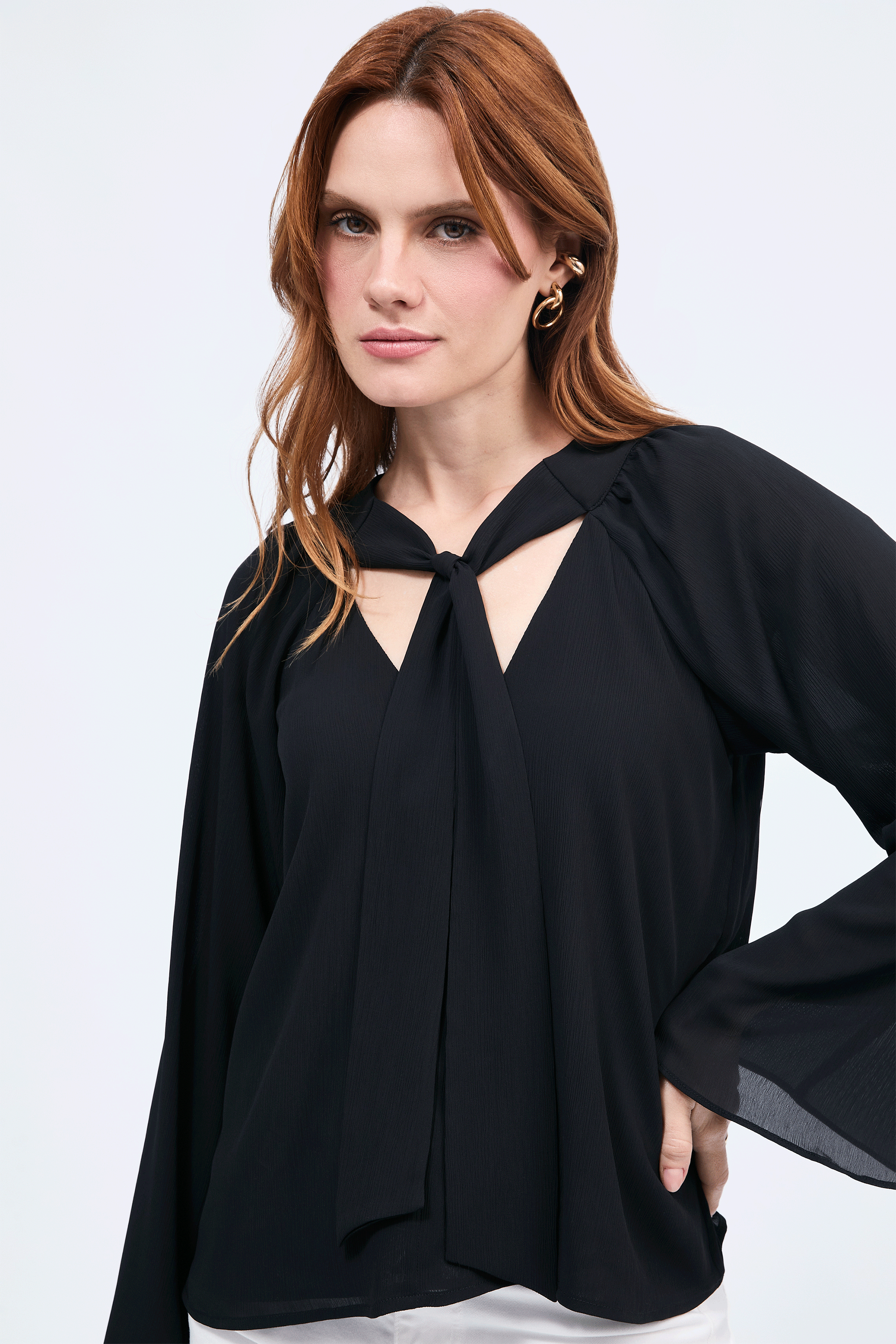 Blusa Alice cuello V con lazo para amarrar negro