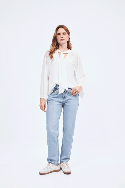 Blusa Alice cuello V con lazo para amarrar perla