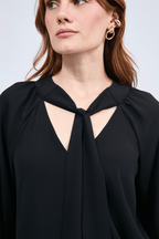 Blusa cuello V con lazo para amarrar negro - Alice