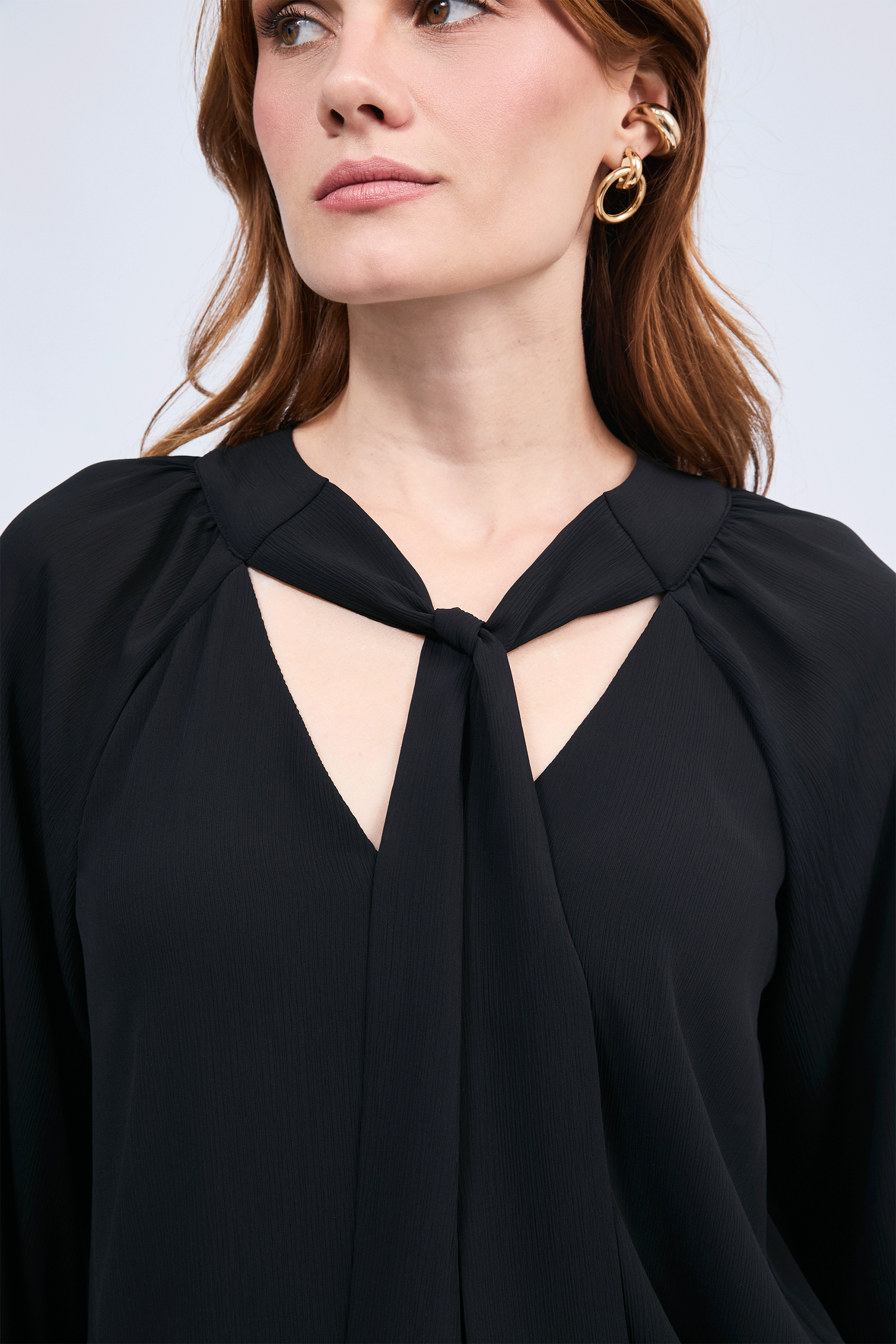 Blusa Alice cuello V con lazo para amarrar negro