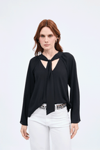 Blusa cuello V con lazo para amarrar negro - Alice