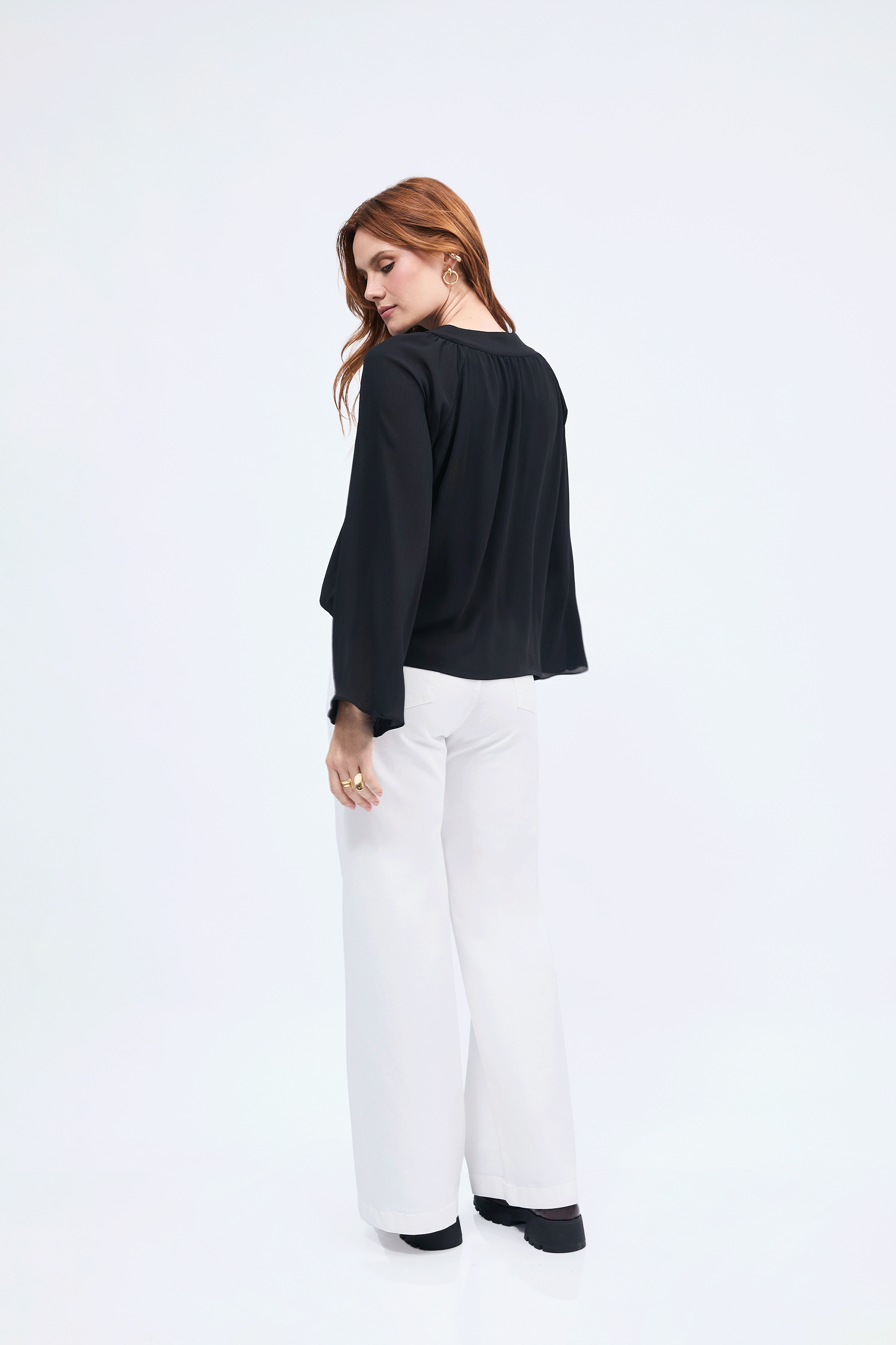 Blusa Alice cuello V con lazo para amarrar negro